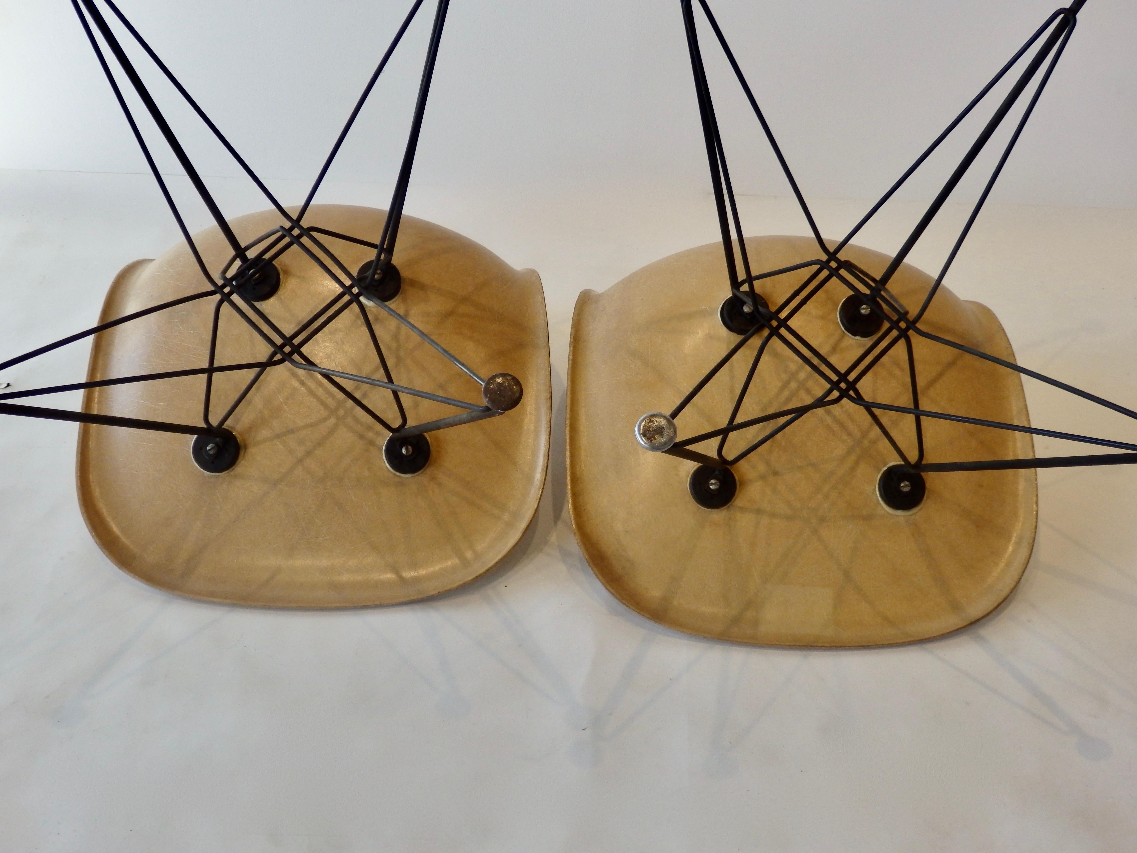 Mid-Century Modern Pair of Eames Fiberglass DSR Chairs on Eiffel Tower Bases For Sale