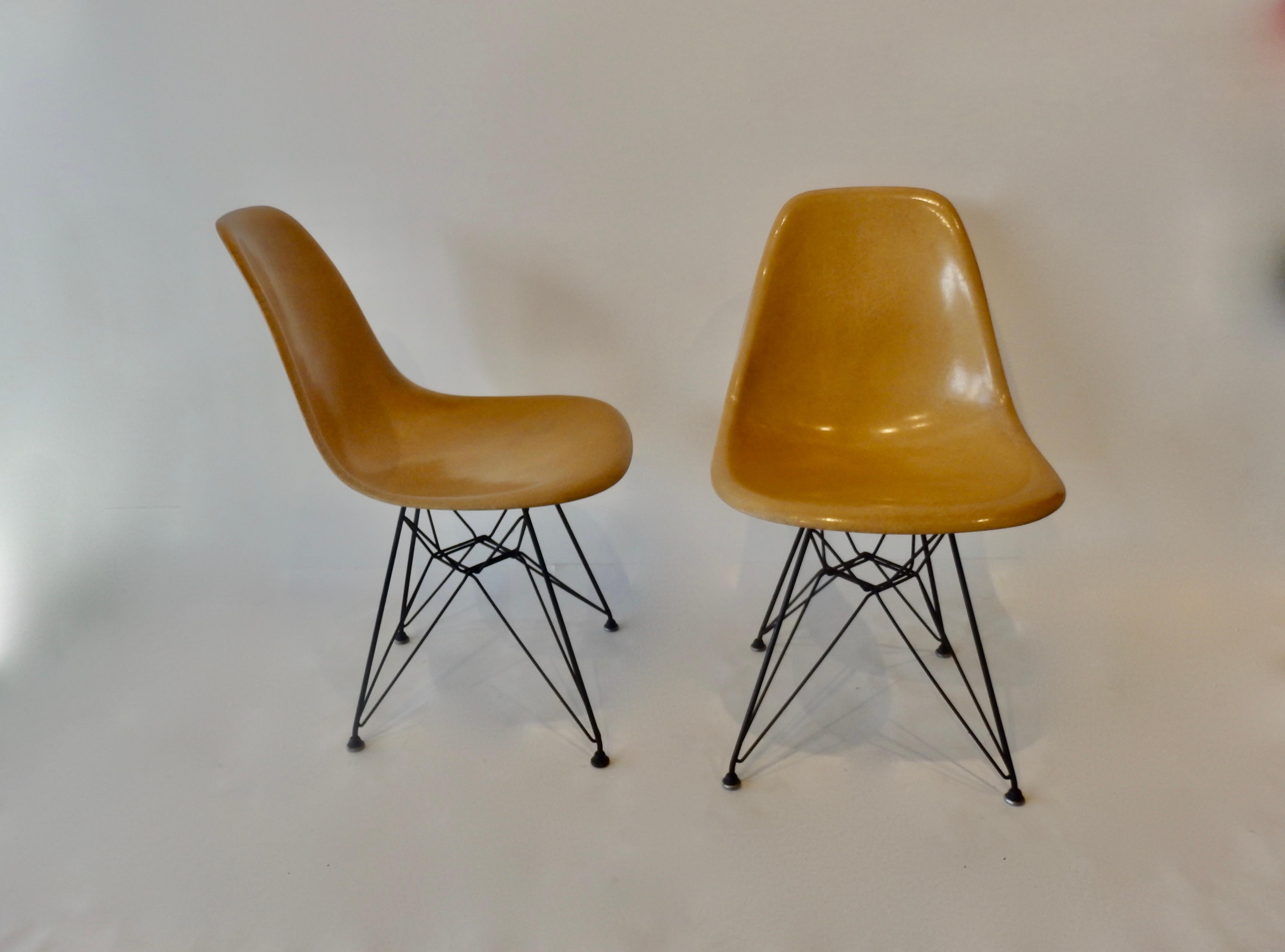 Paar Eames DSR-Stühle aus Fiberglas auf Eiffelturm-Sockeln (Stahl) im Angebot