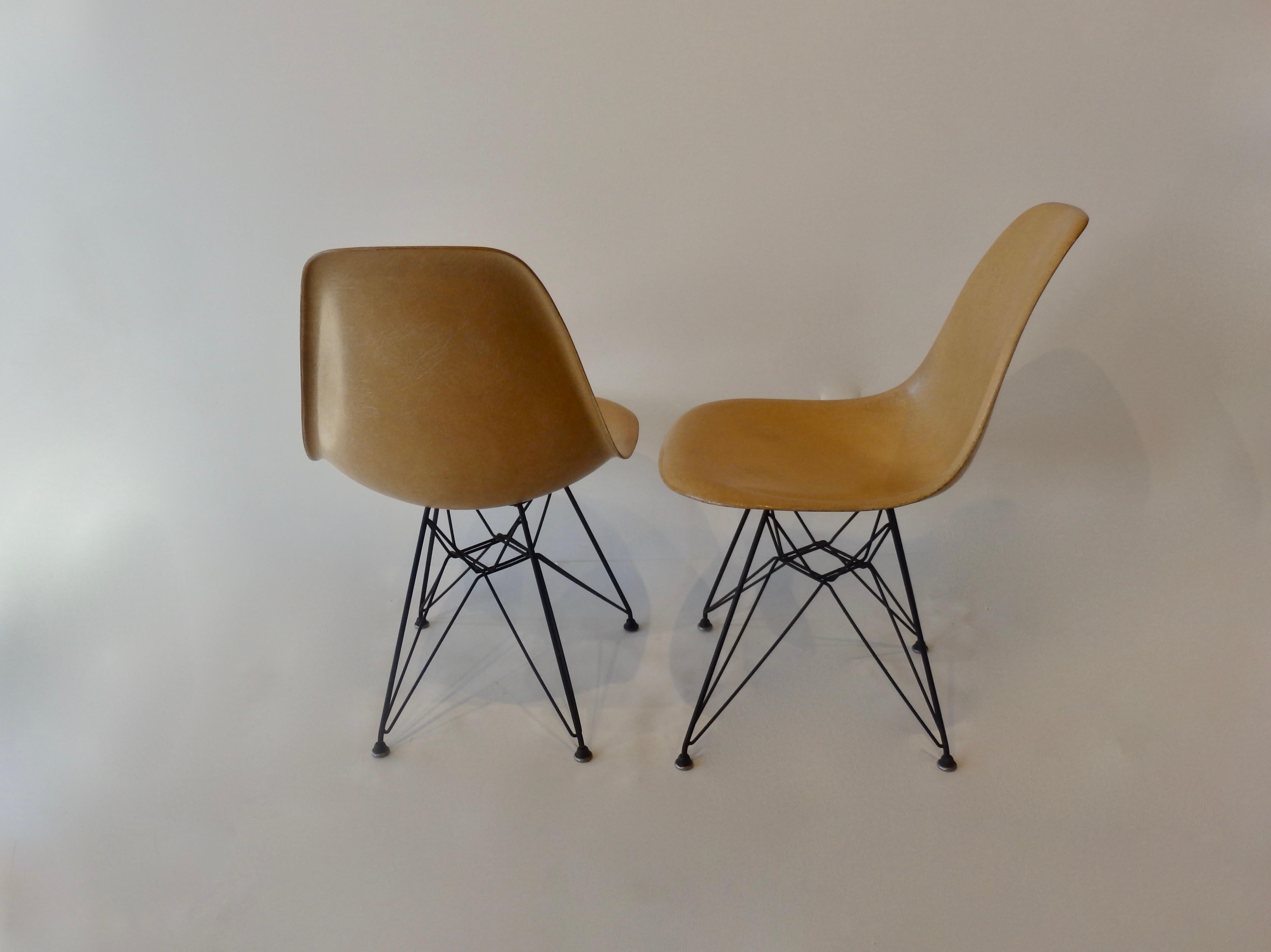 Paar Eames DSR-Stühle aus Fiberglas auf Eiffelturm-Sockeln im Angebot 1
