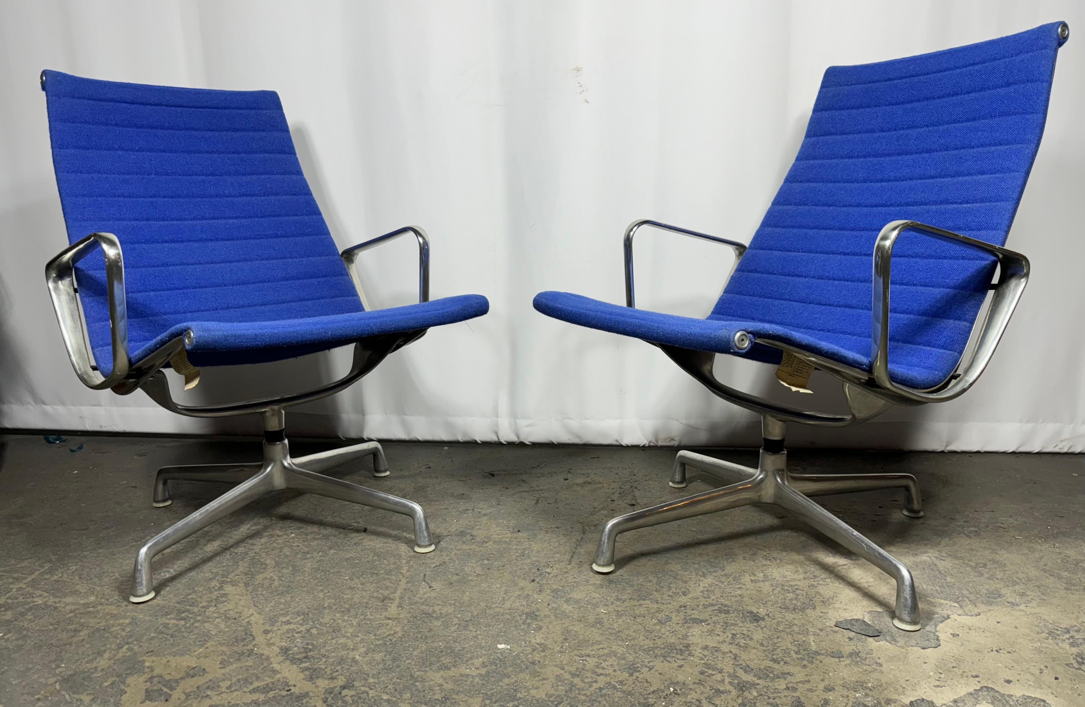 Mid-Century Modern Pair Eames / Herman Miller Aluminum Group EA116 Swivel Lounge Chairs For Sale