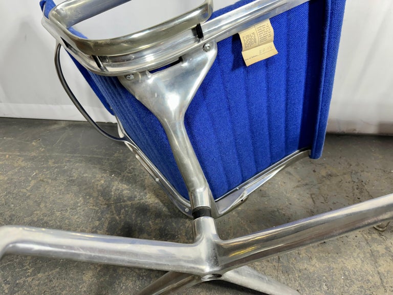 Reupholster Eames Aluminum Group Chair Aluminum Group Desk Chairs