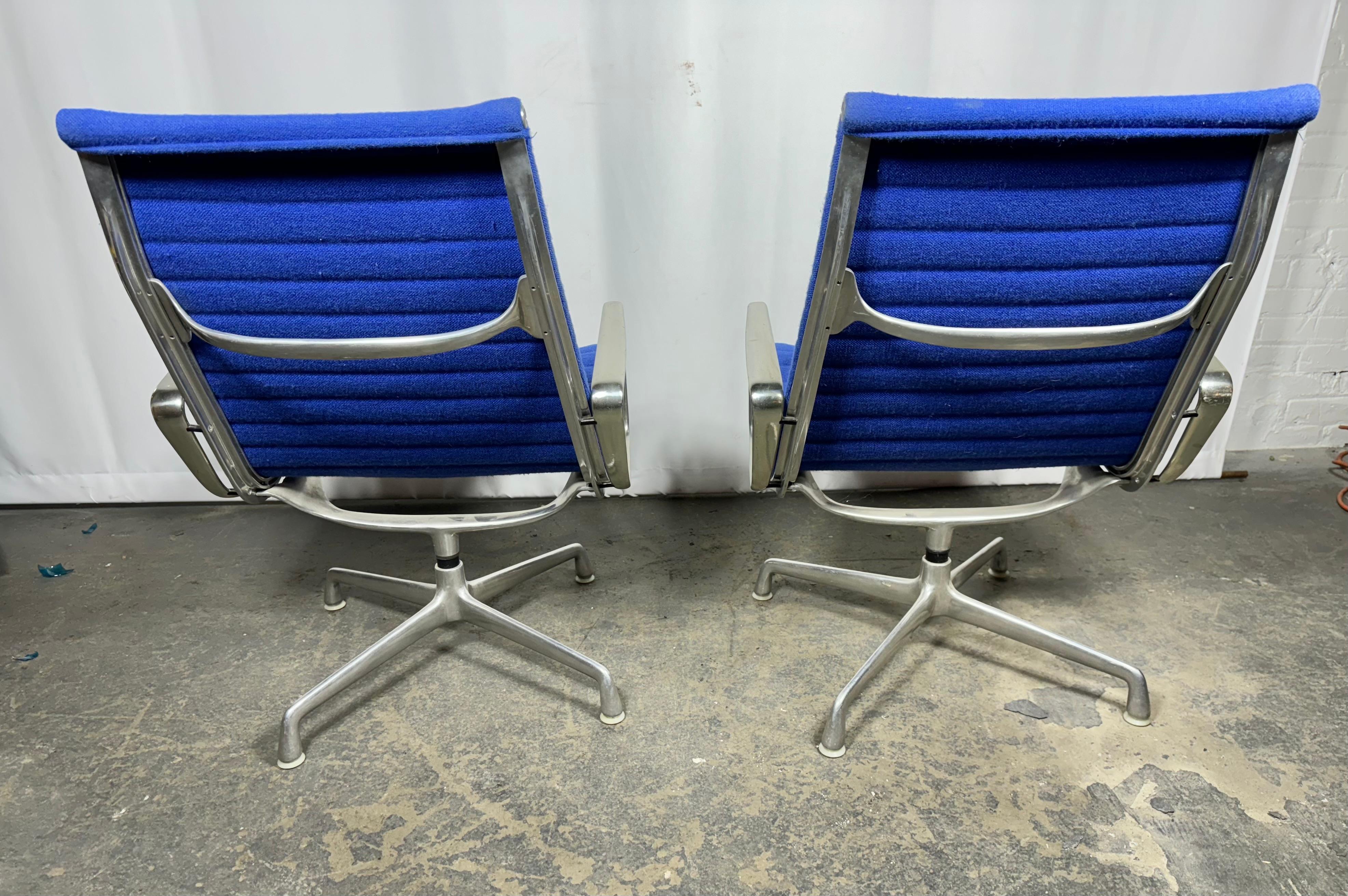 Pair Eames / Herman Miller Aluminum Group EA116 Swivel Lounge Chairs In Good Condition For Sale In Buffalo, NY