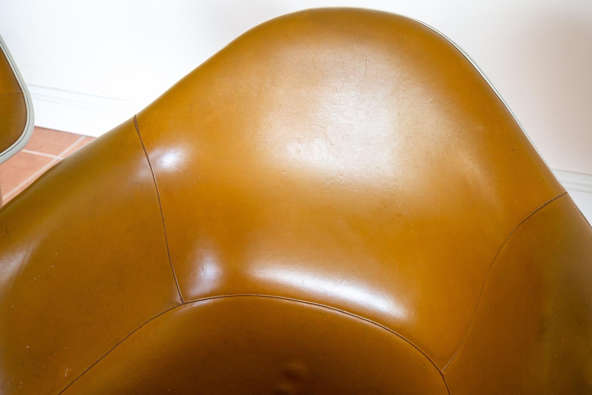 Pair Eames Herman Miller DAX Leather Armchairs 1960s MCM Rope Edge Shell Bucket im Angebot 5