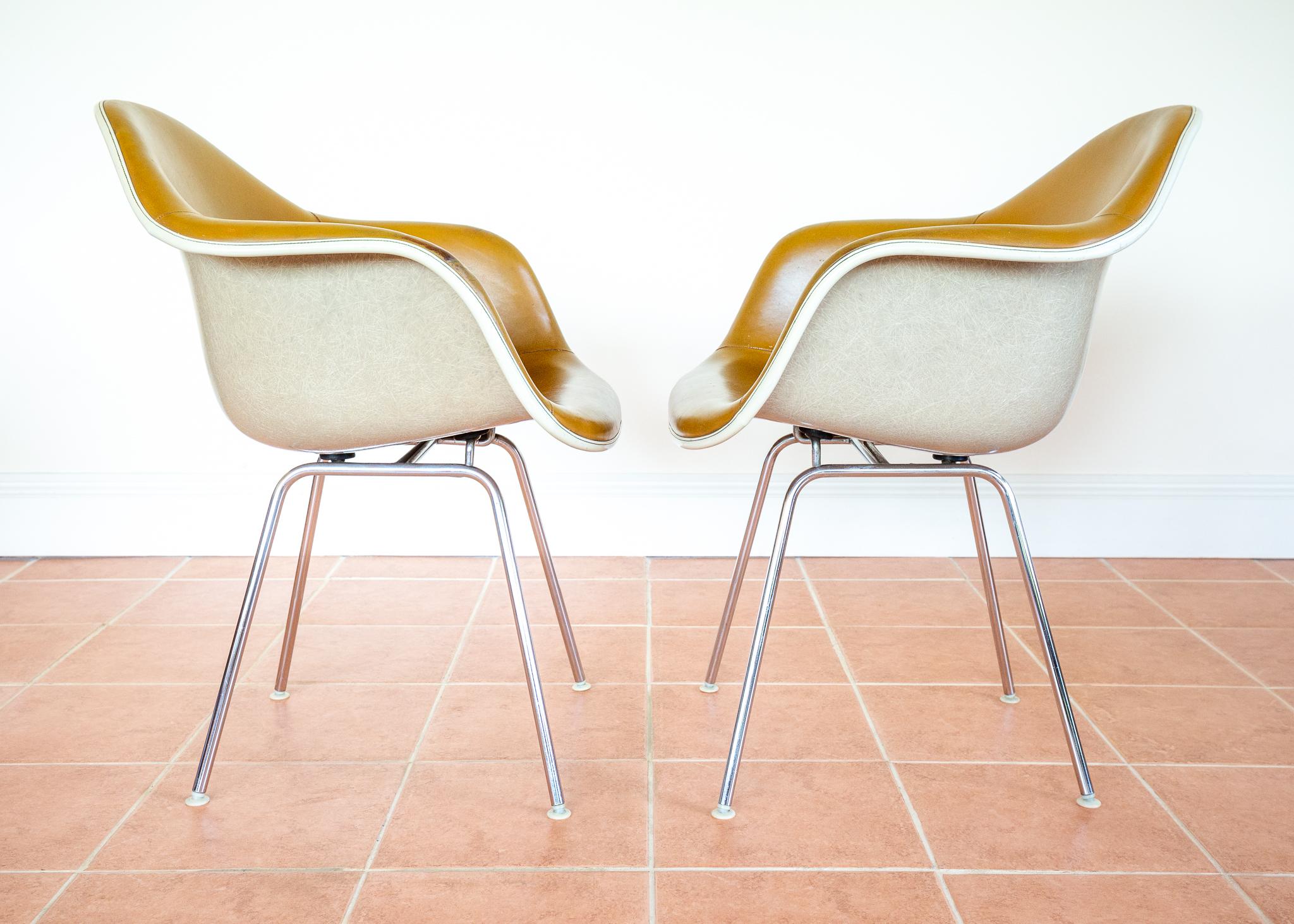 Pair Eames Herman Miller DAX Leather Armchairs 1960s MCM Rope Edge Shell Bucket (amerikanisch) im Angebot