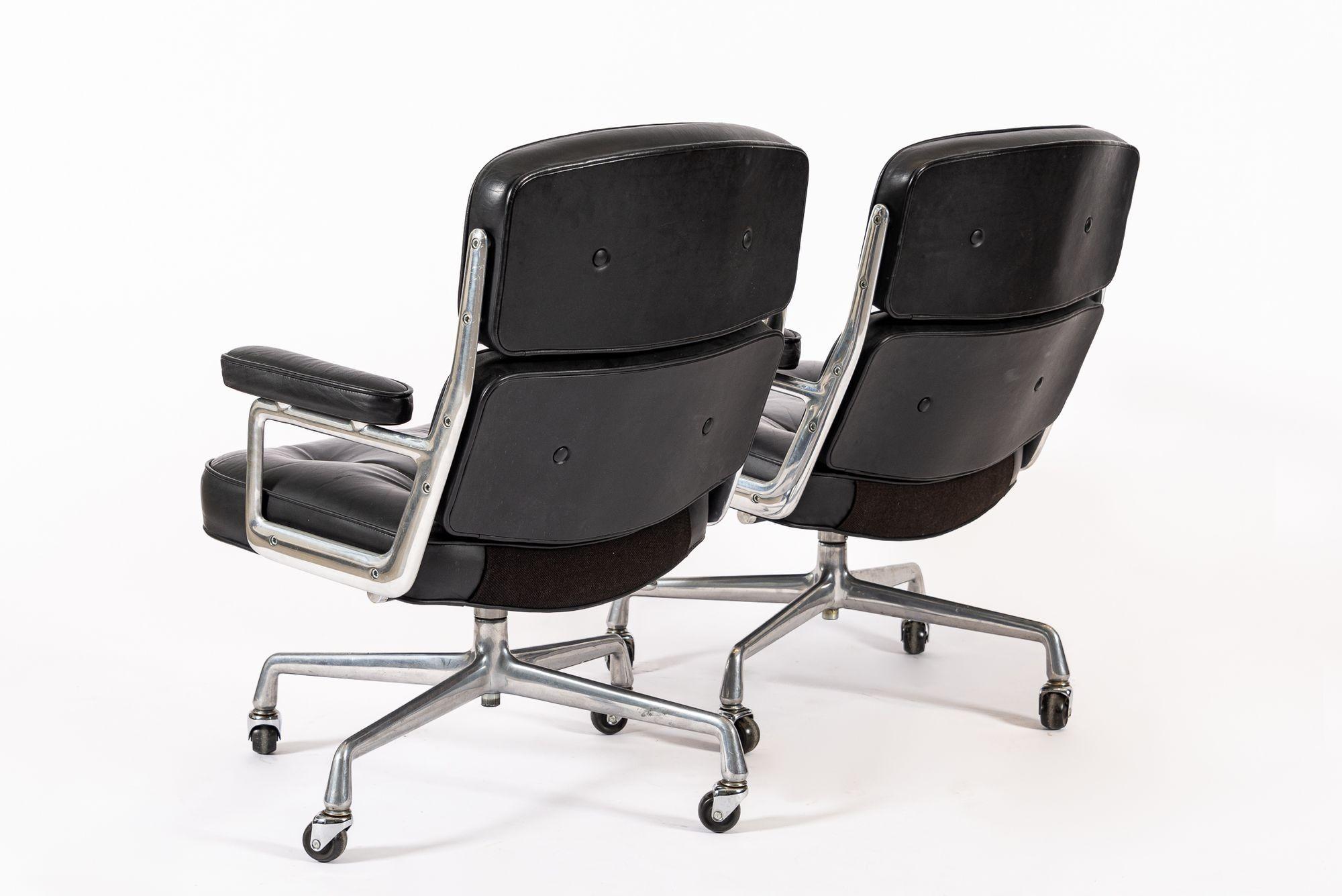 Pareja de sillas de oficina Eames Herman Miller Time Life de cuero negro años 80 en venta 7