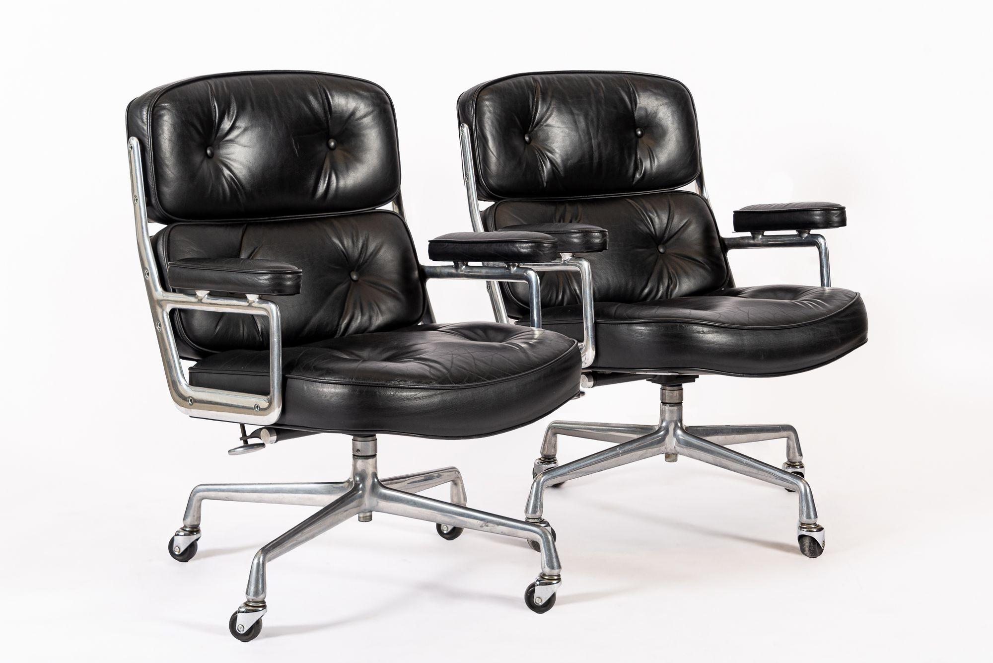 Estas Sillas Eames Time Life Lobby negras vintage de mediados del siglo XX, modelo 3475, diseñadas por Charles y Ray Eames para Herman Miller, se fabricaron en 1981. Esta silla de oficina clásica presenta una original tapicería de cuero negro y una