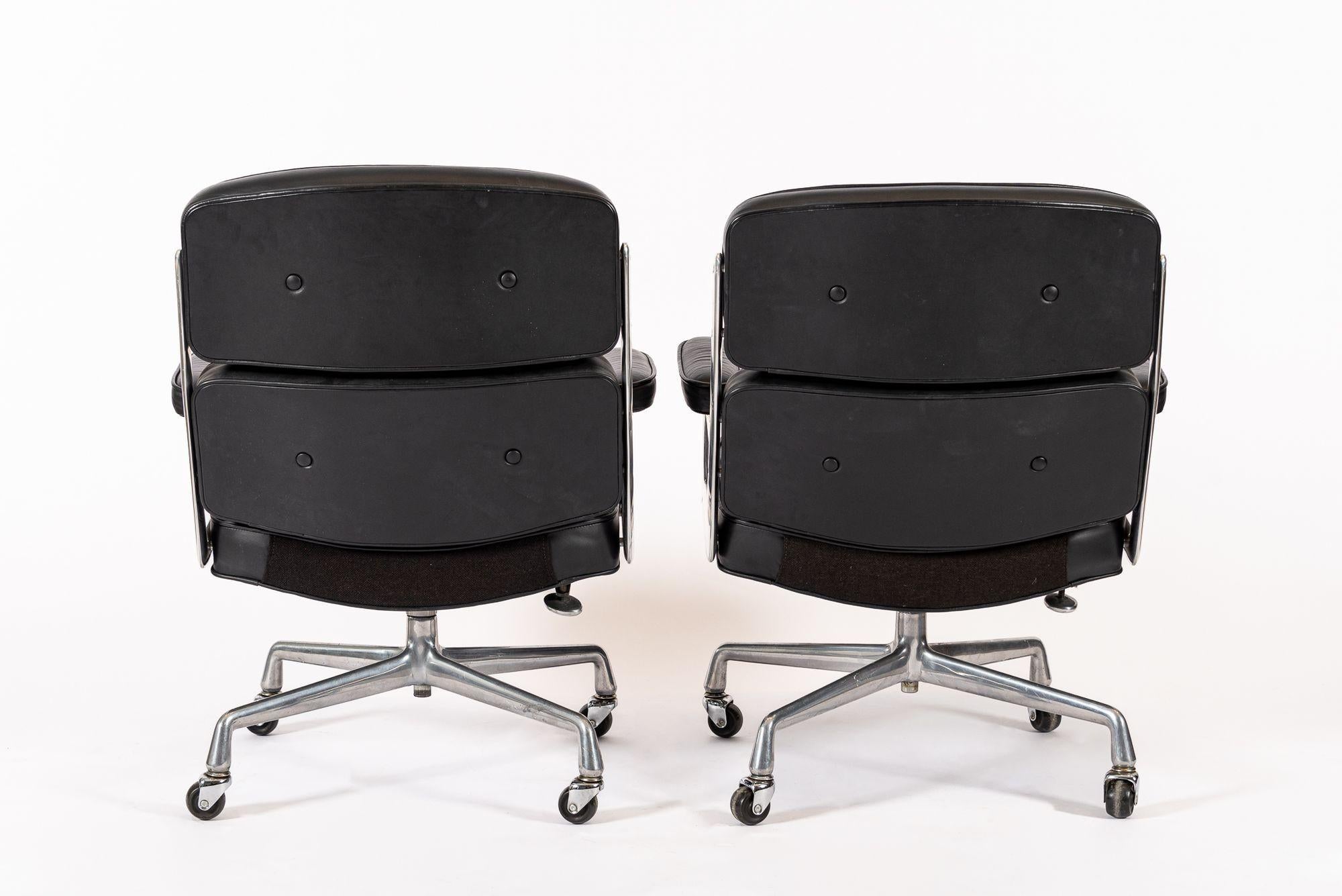 Pareja de sillas de oficina Eames Herman Miller Time Life de cuero negro años 80 en Bueno estado para la venta en Detroit, MI