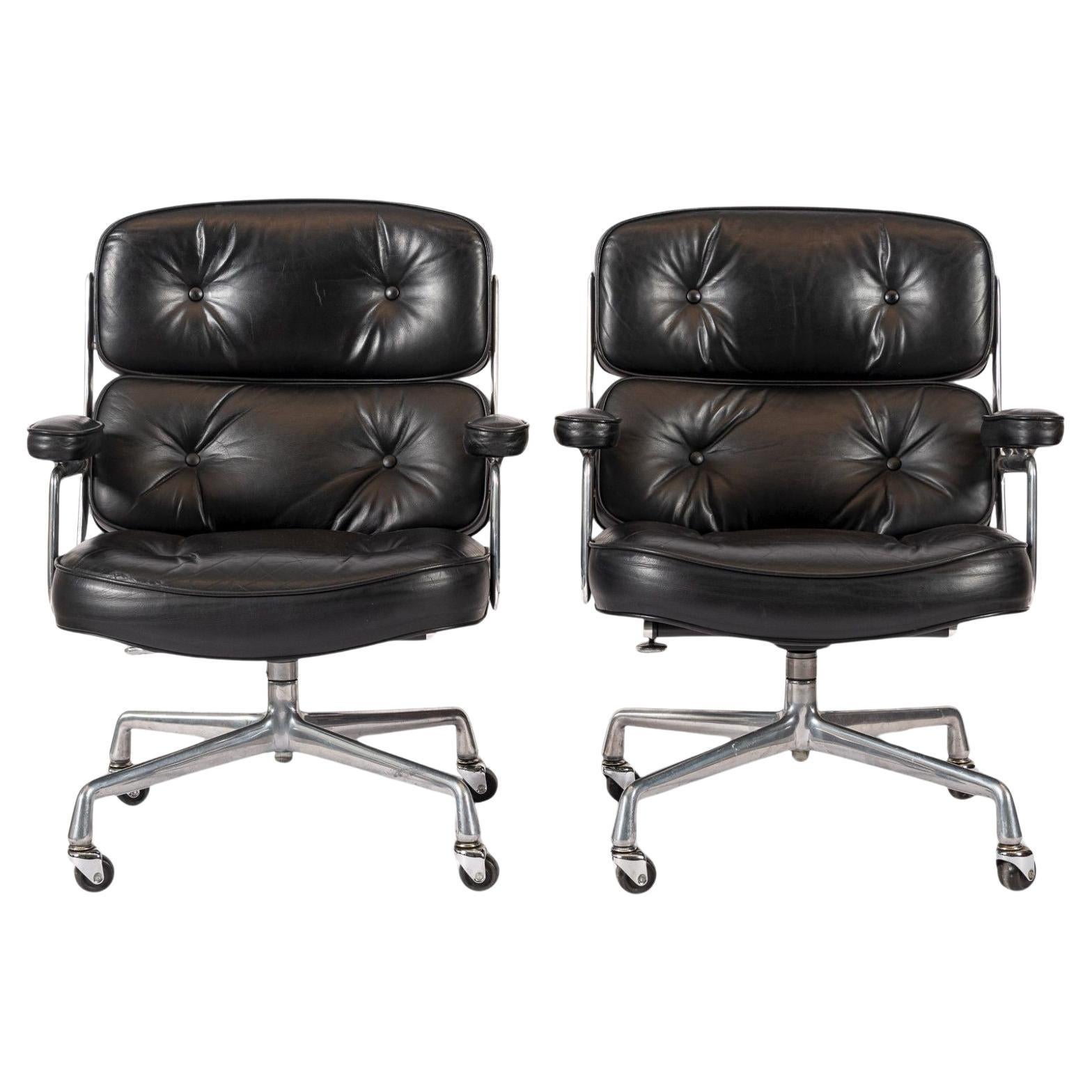 Pareja de sillas de oficina Eames Herman Miller Time Life de cuero negro años 80 en venta