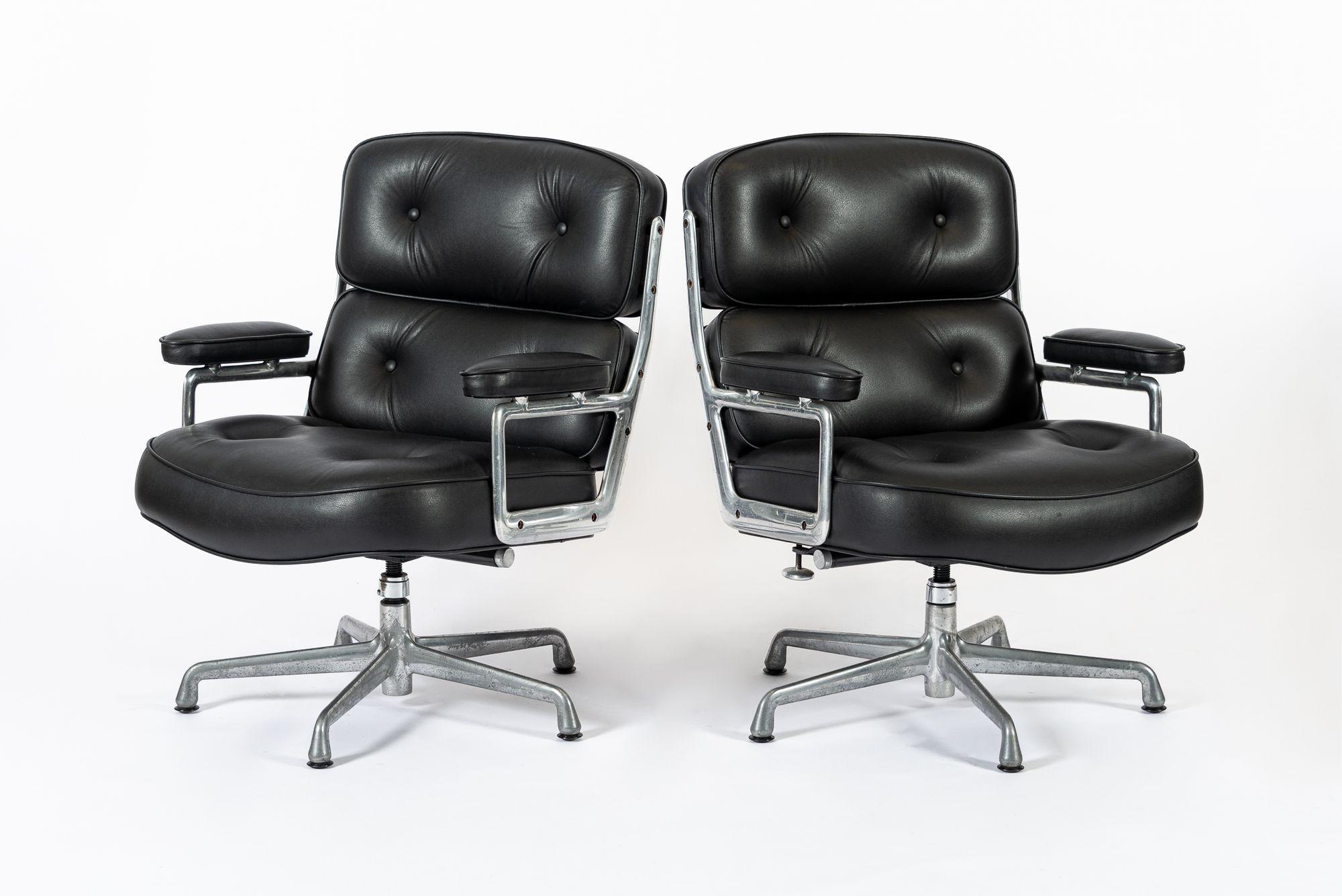 Pair Eames Herman Miller Time Life Black Leather Office Chairs Moderno de mediados de siglo en venta