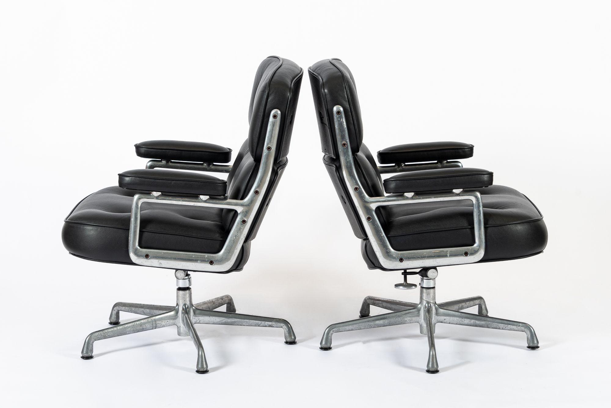 Pair Eames Herman Miller Time Life Black Leather Office Chairs Siglo XXI y contemporáneo en venta