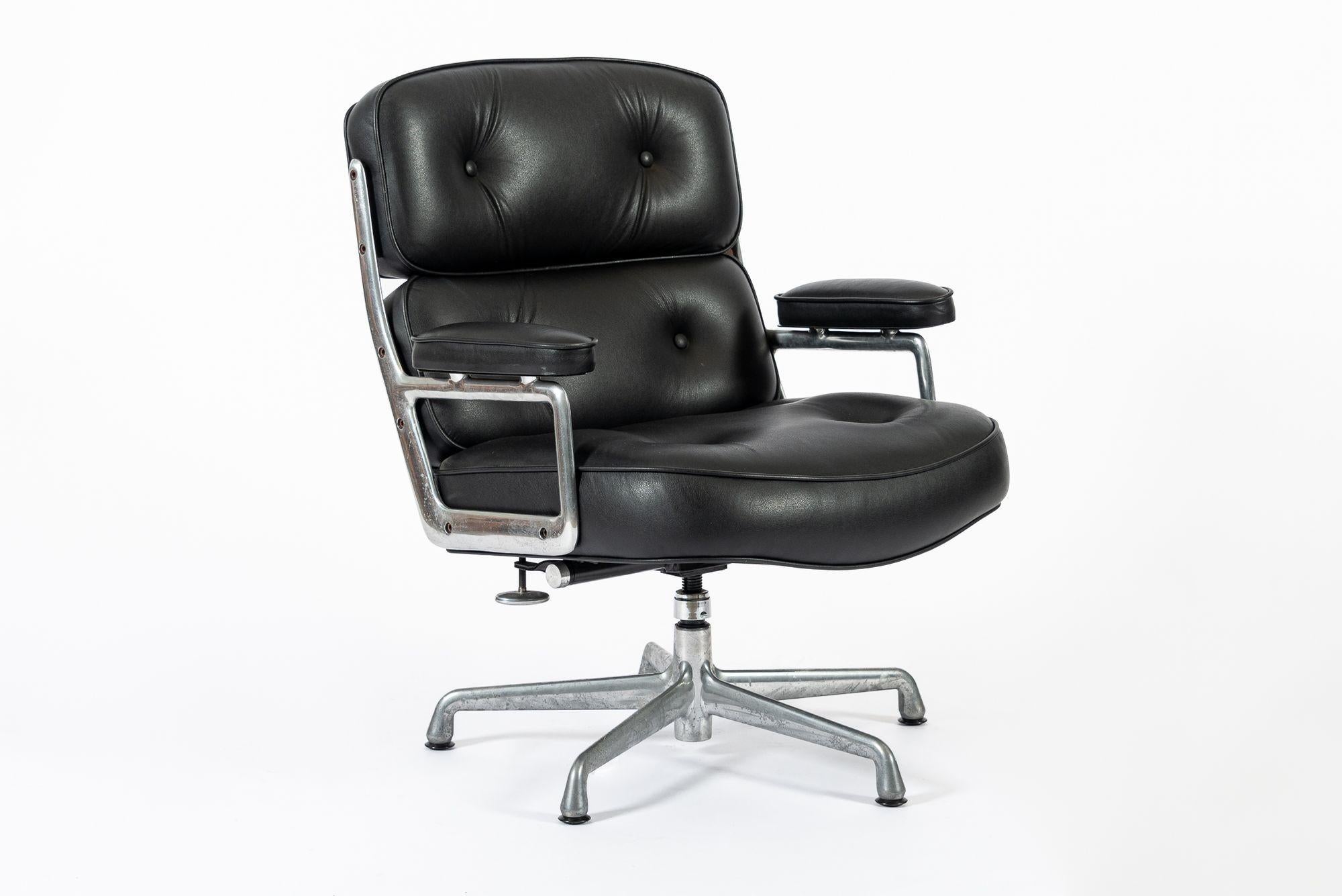 Pair Eames Herman Miller Time Life Black Leather Office Chairs en venta 1