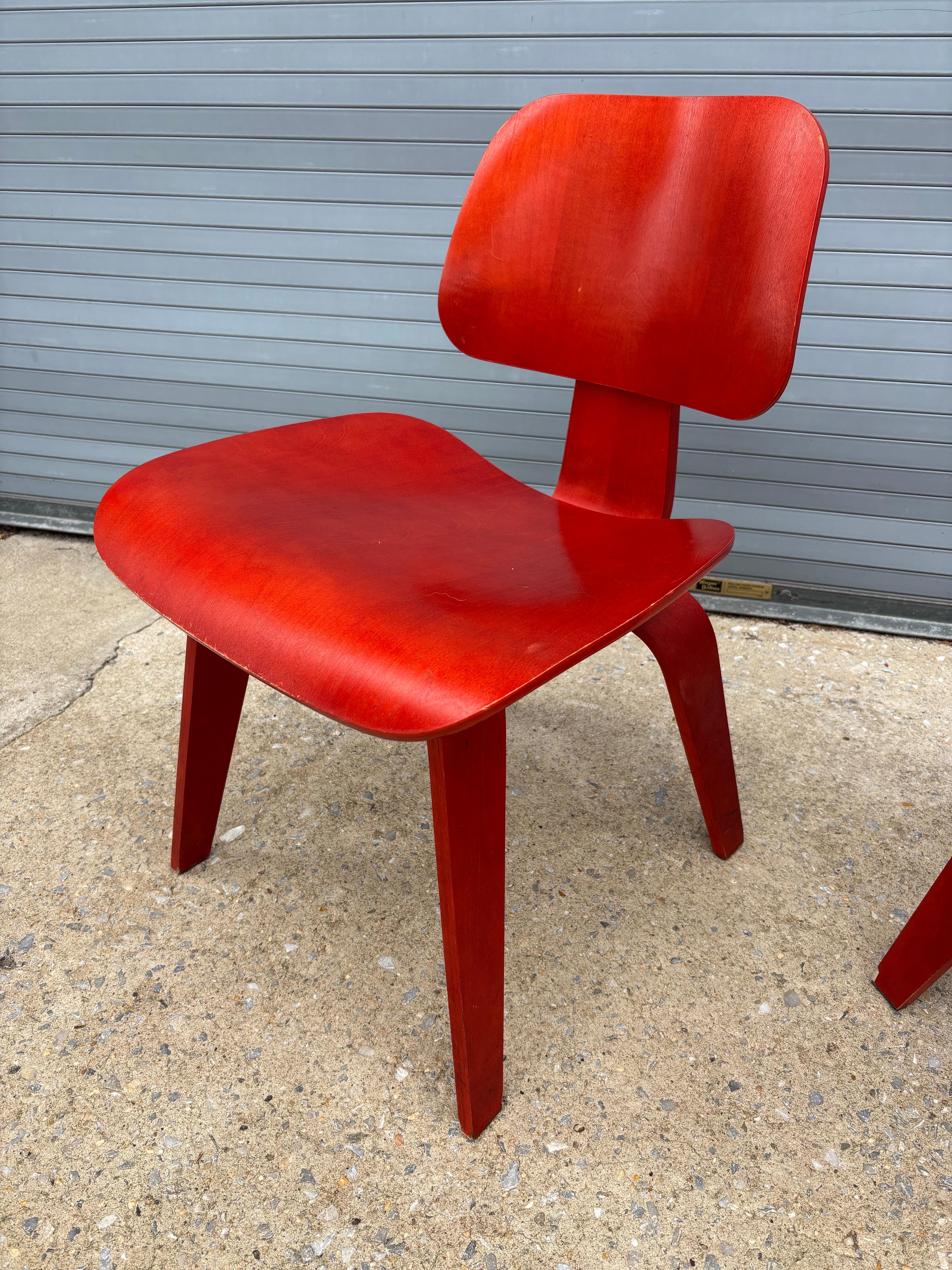 Ein Paar Eames Red Dyed DCW's.  Die Stühle sind etwa 10 Jahre alte Herman Miller-Ausgaben.  Insgesamt ziemlich sauber und robust!