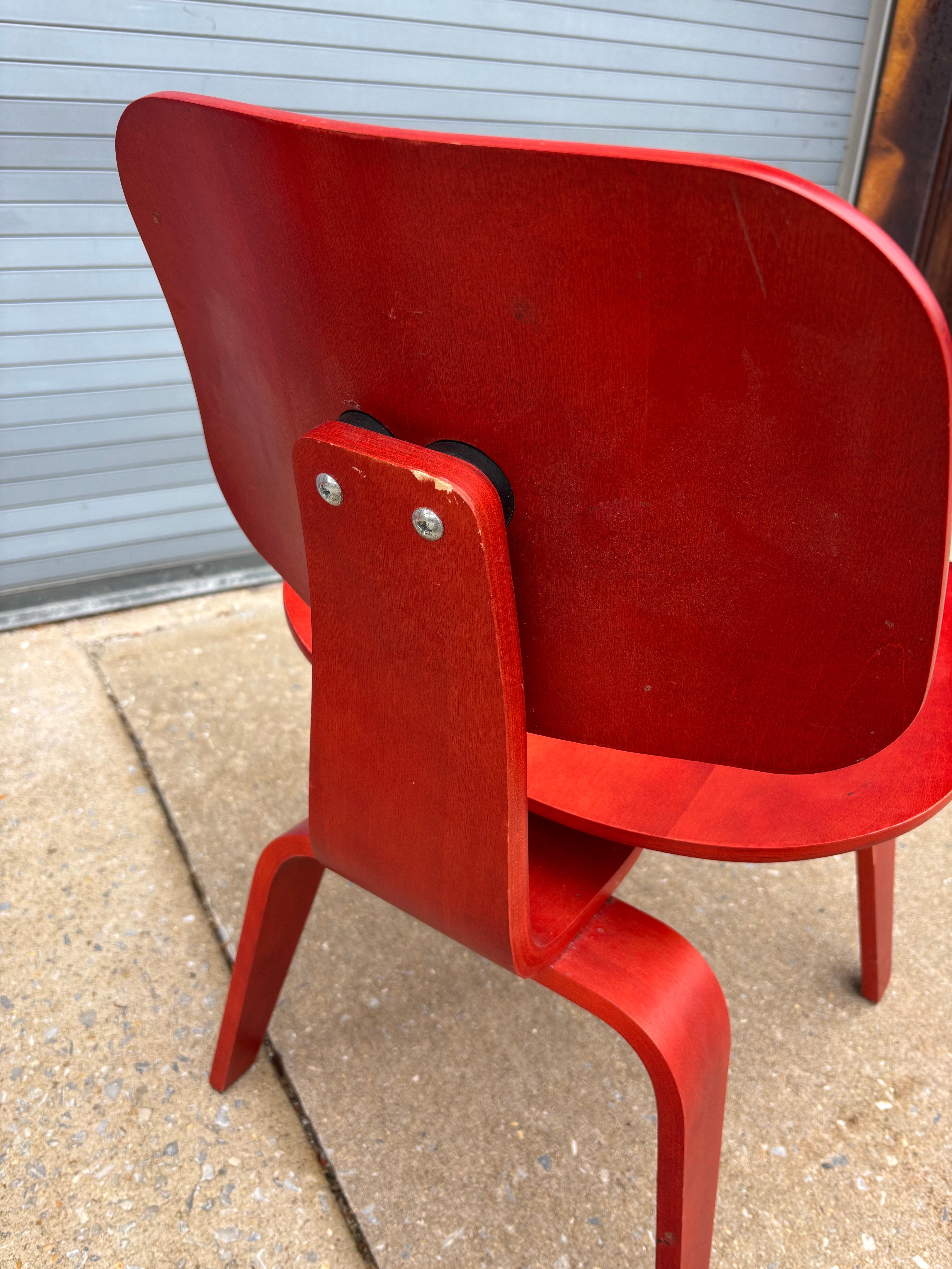 Paar Eames Red DCW's für Herman Miller (amerikanisch) im Angebot