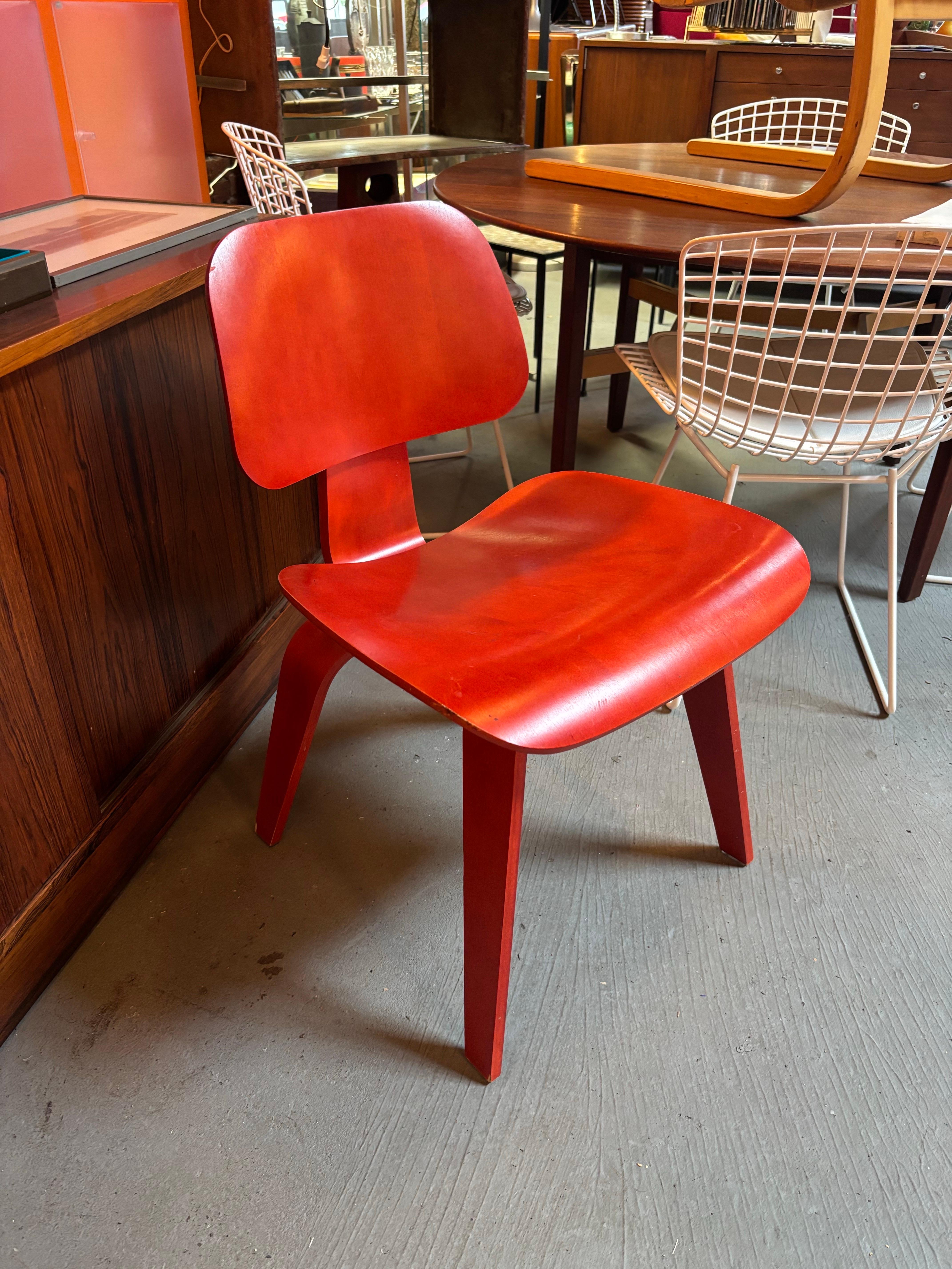 Paar Eames Red DCW's für Herman Miller im Angebot 2