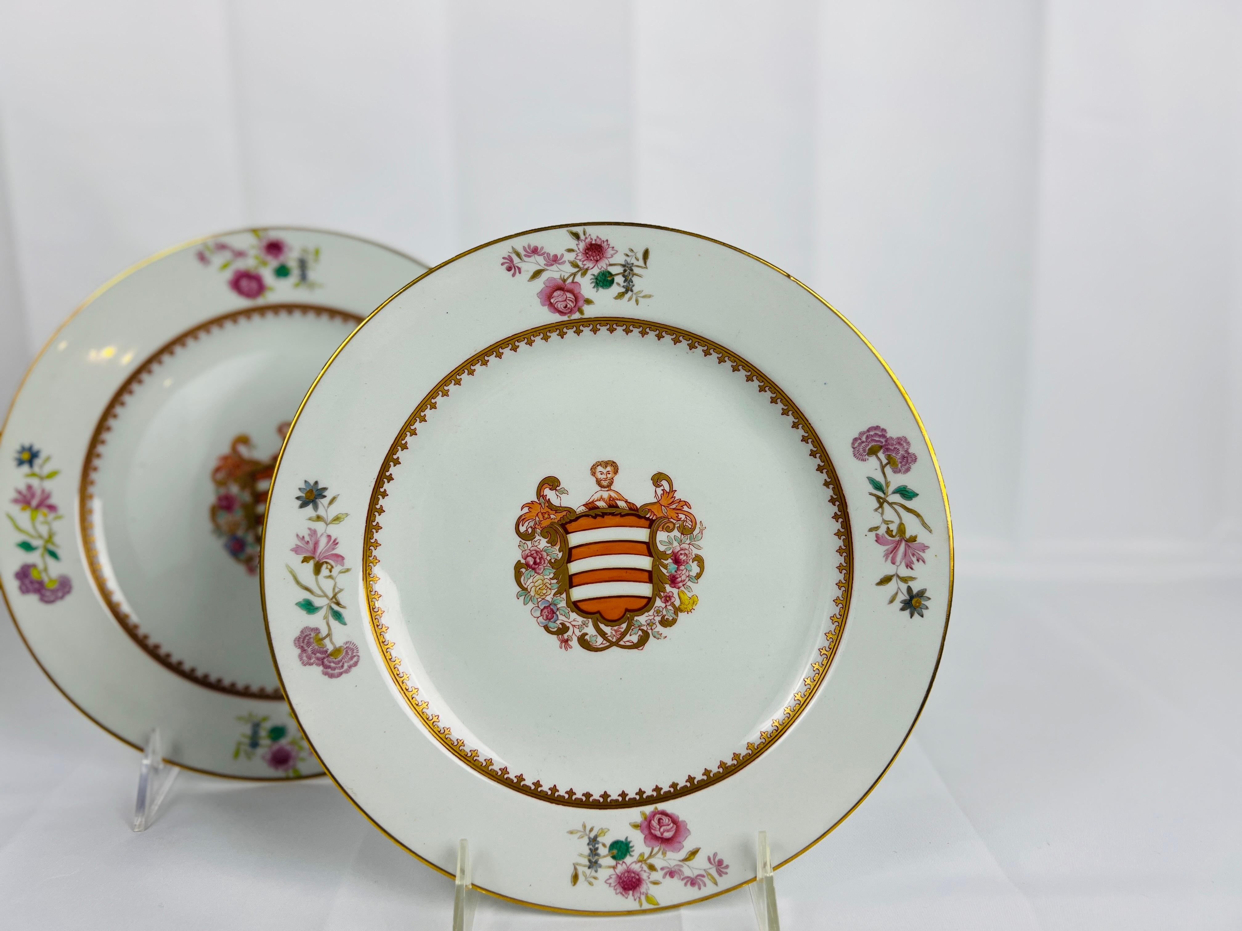Cette élégante paire d'assiettes en porcelaine de Davenport du début du XIXe siècle témoigne du raffinement et du savoir-faire qui ont fait la renommée de cette manufacture anglaise. Chaque assiette de 9 pouces est magnifiquement décorée d'un