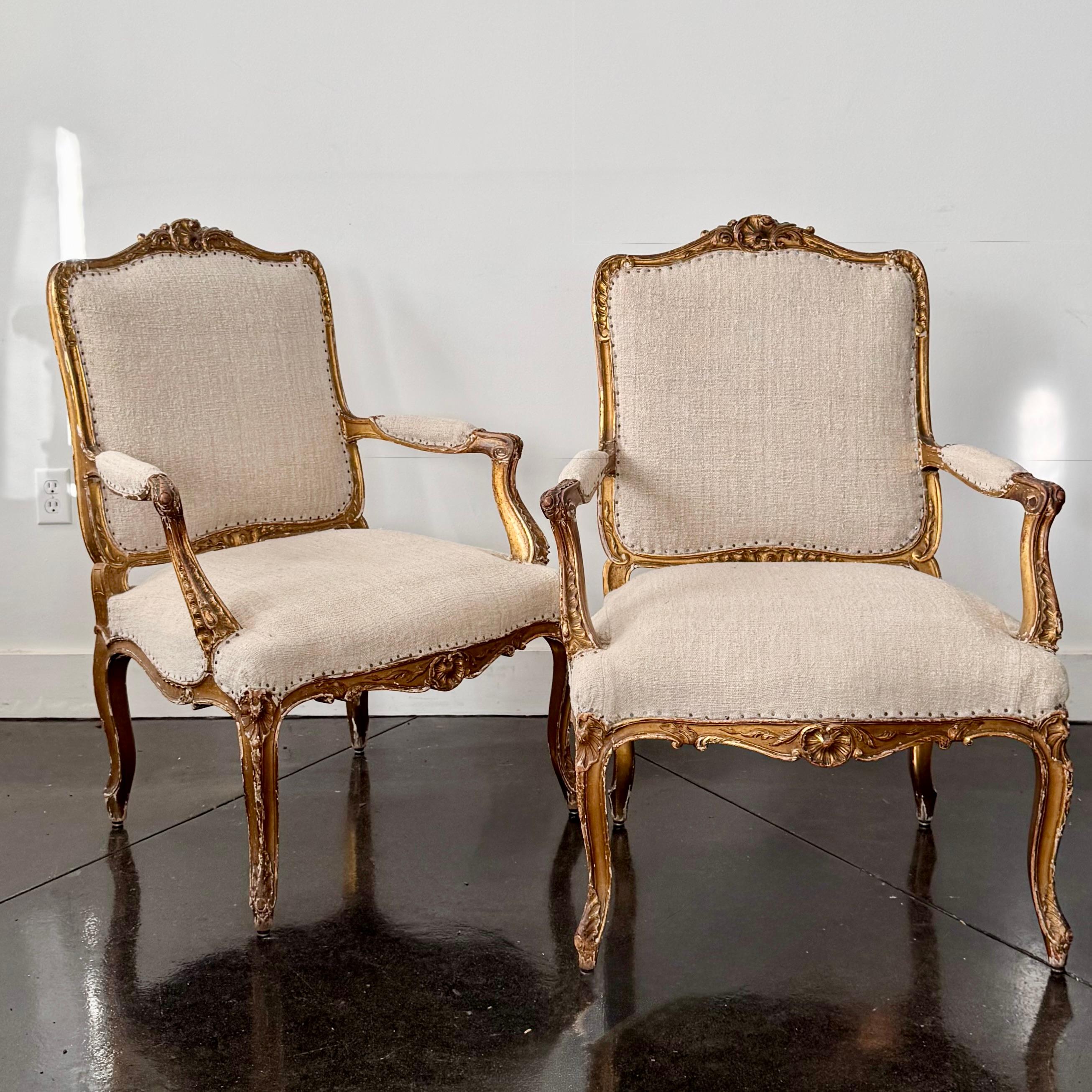 Regency Paire de fauteuils dorés de style Régence française du début du 19e siècle en vente