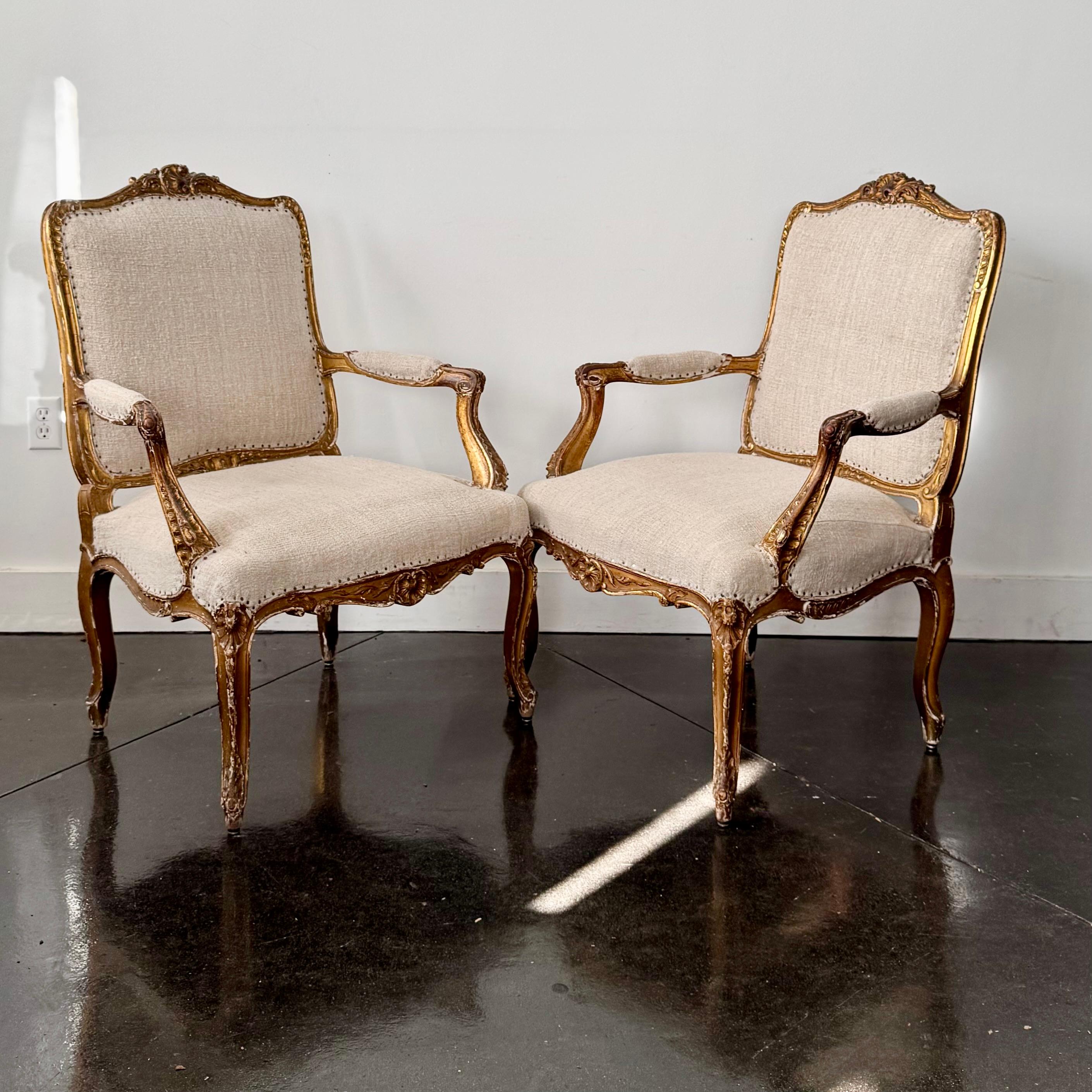 Français Paire de fauteuils dorés de style Régence française du début du 19e siècle en vente