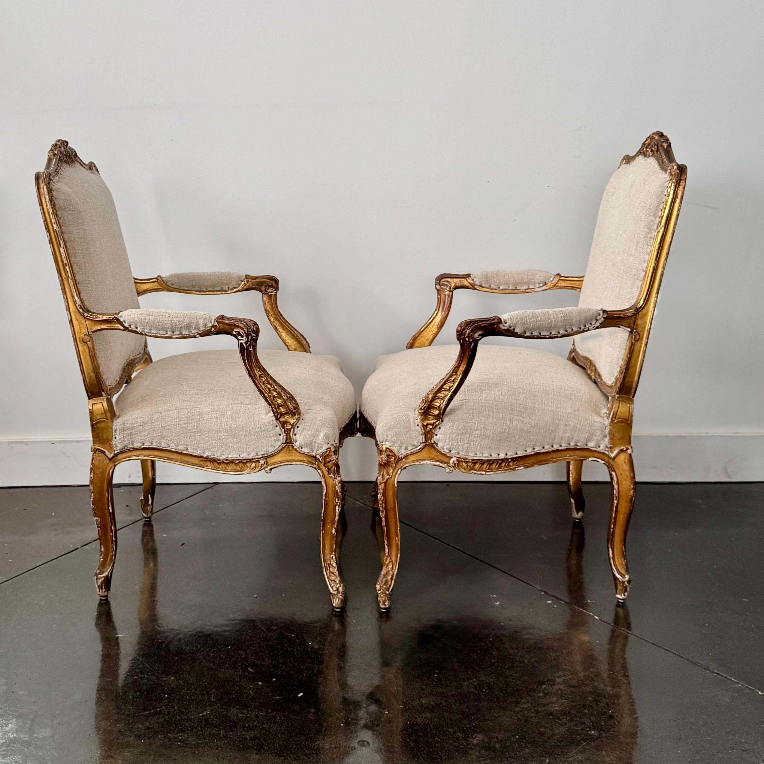 Sculpté à la main Paire de fauteuils dorés de style Régence française du début du 19e siècle en vente