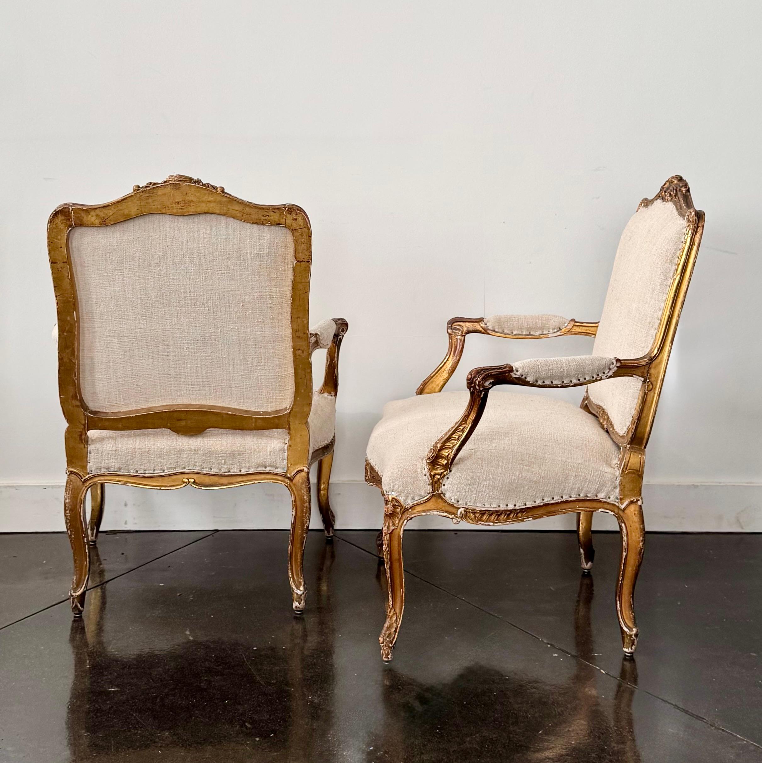 Paire de fauteuils dorés de style Régence française du début du 19e siècle Bon état - En vente à Charleston, SC