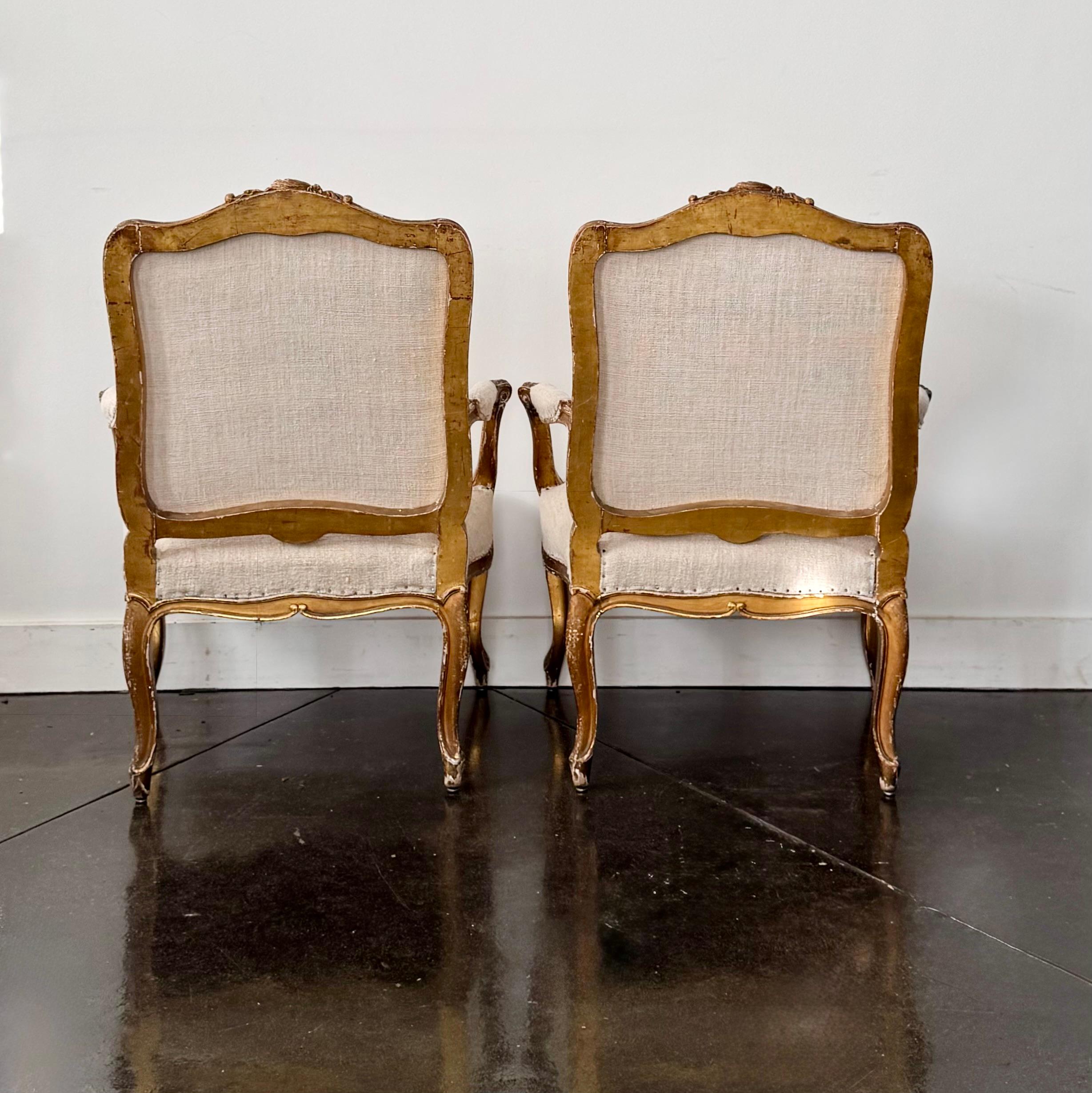 XIXe siècle Paire de fauteuils dorés de style Régence française du début du 19e siècle en vente