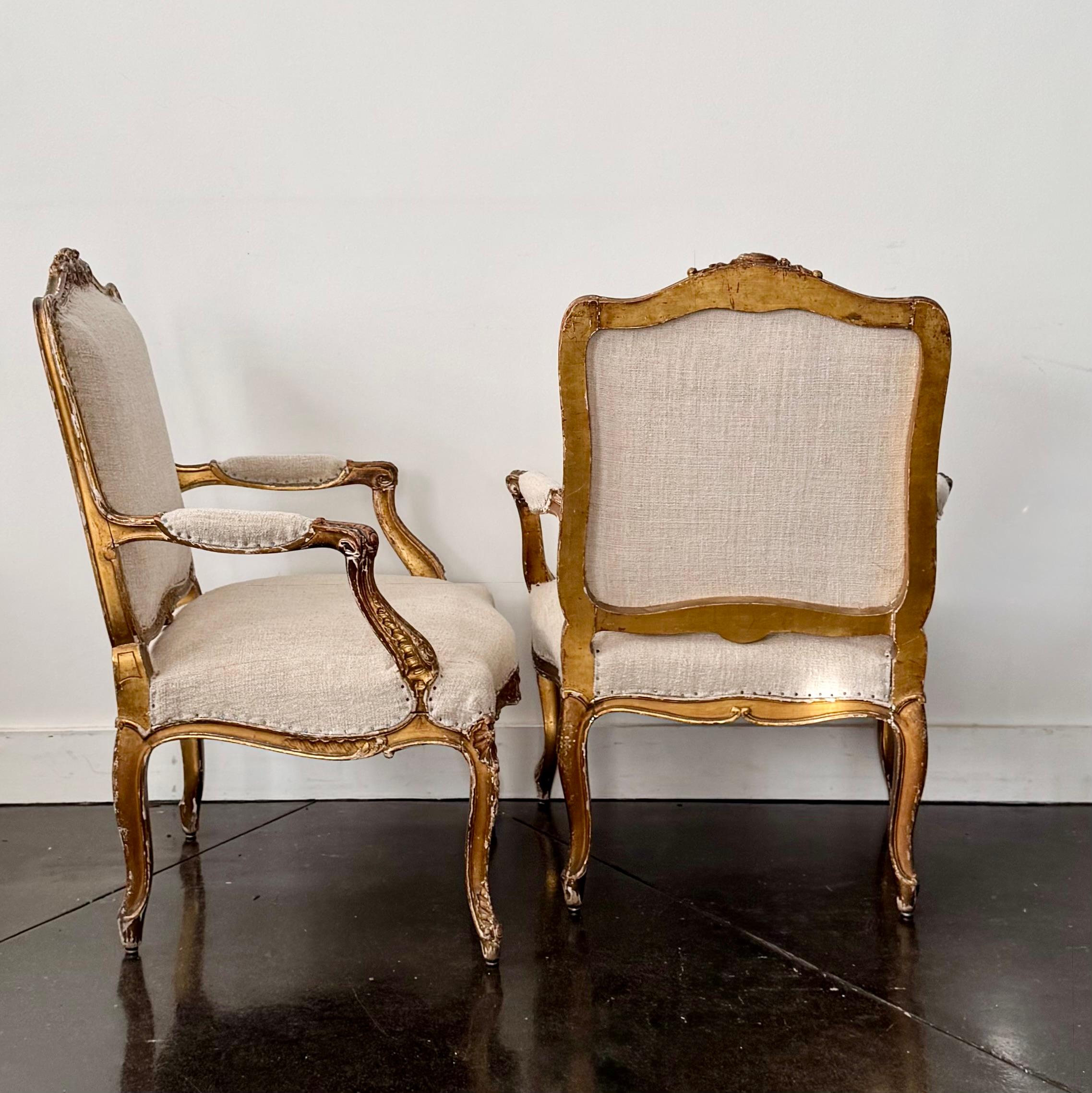Lin Paire de fauteuils dorés de style Régence française du début du 19e siècle en vente