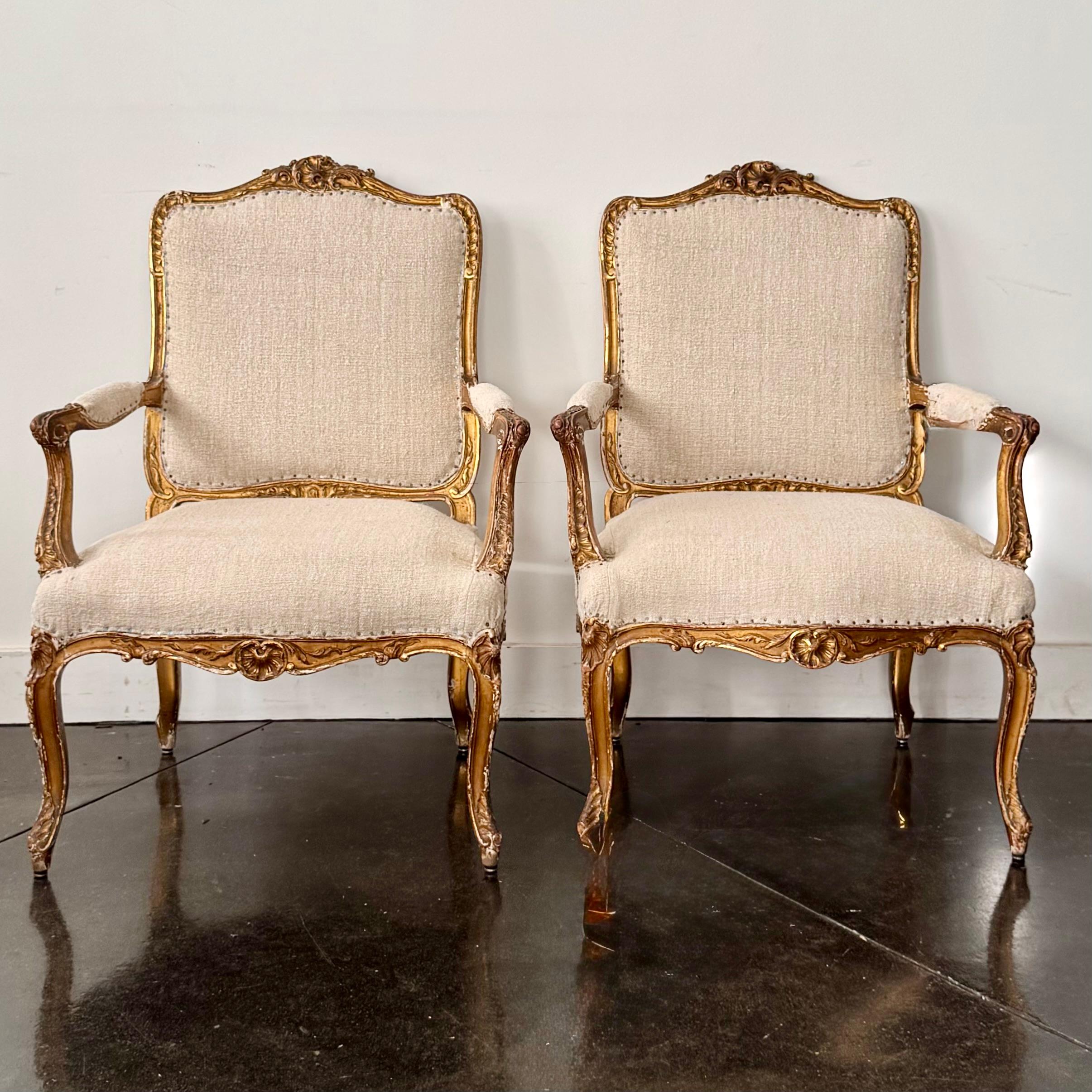 Paire de fauteuils dorés de style Régence française du début du 19e siècle en vente 1