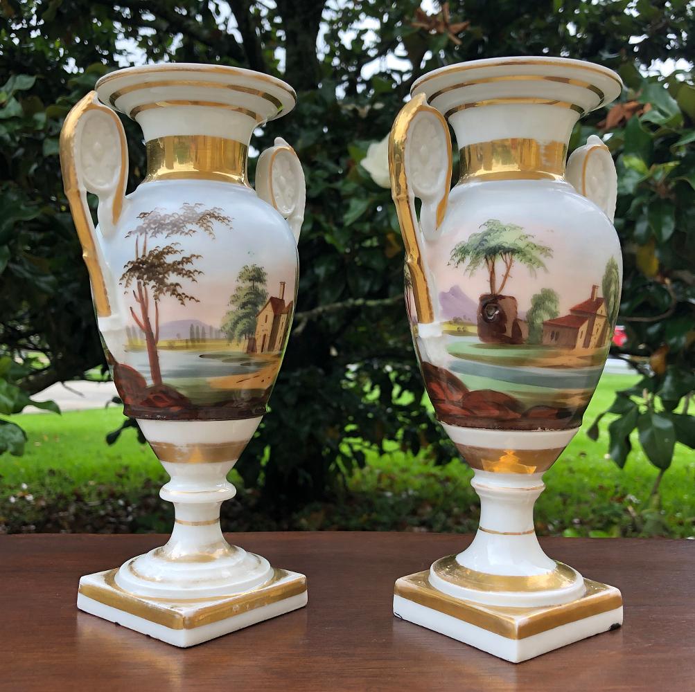 Néoclassique Paire de vases en porcelaine de Vieux Paris peints à la main du début du 19ème siècle en vente