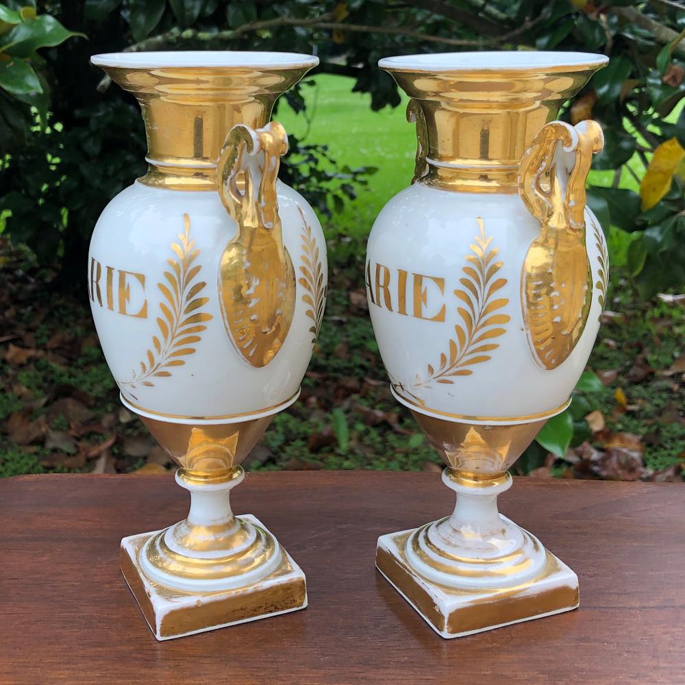 Pair Early 19th Century French Vieux Paris Hand-Painted Porcelain Vases In Good Condition For Sale In Dallas, TX
