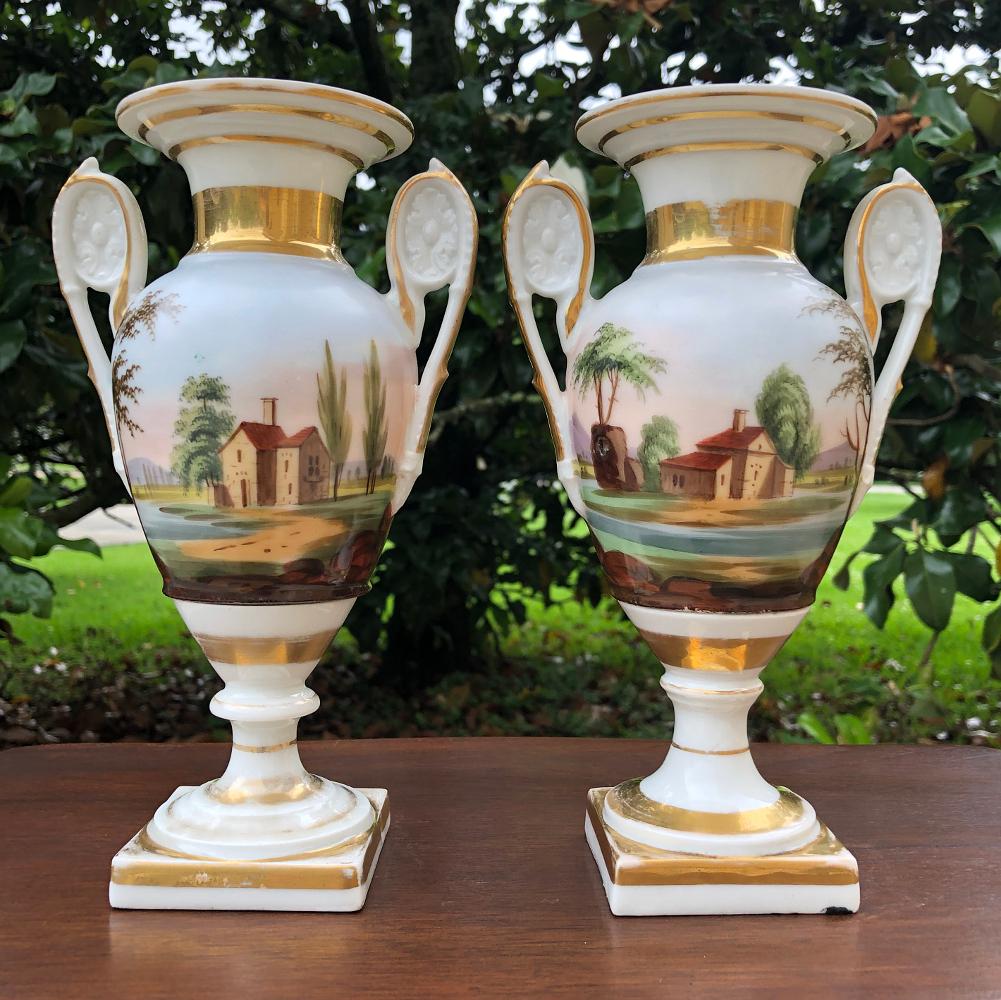 Français Paire de vases en porcelaine de Vieux Paris peints à la main du début du 19ème siècle en vente