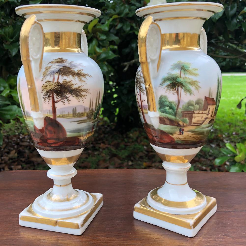 Paire de vases en porcelaine de Vieux Paris peints à la main du début du 19ème siècle Bon état - En vente à Dallas, TX