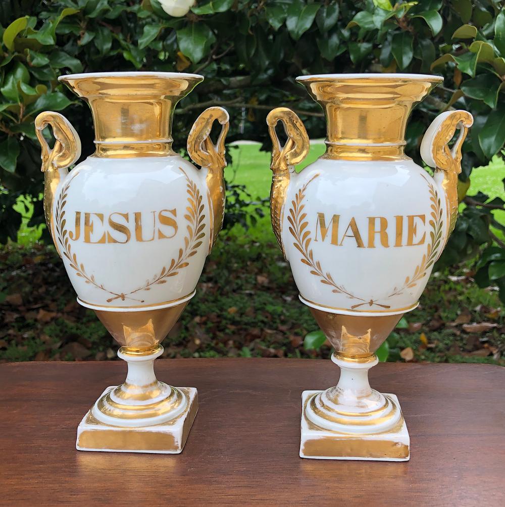 XIXe siècle Paire de vases en porcelaine de Vieux Paris peints à la main du début du 19ème siècle en vente