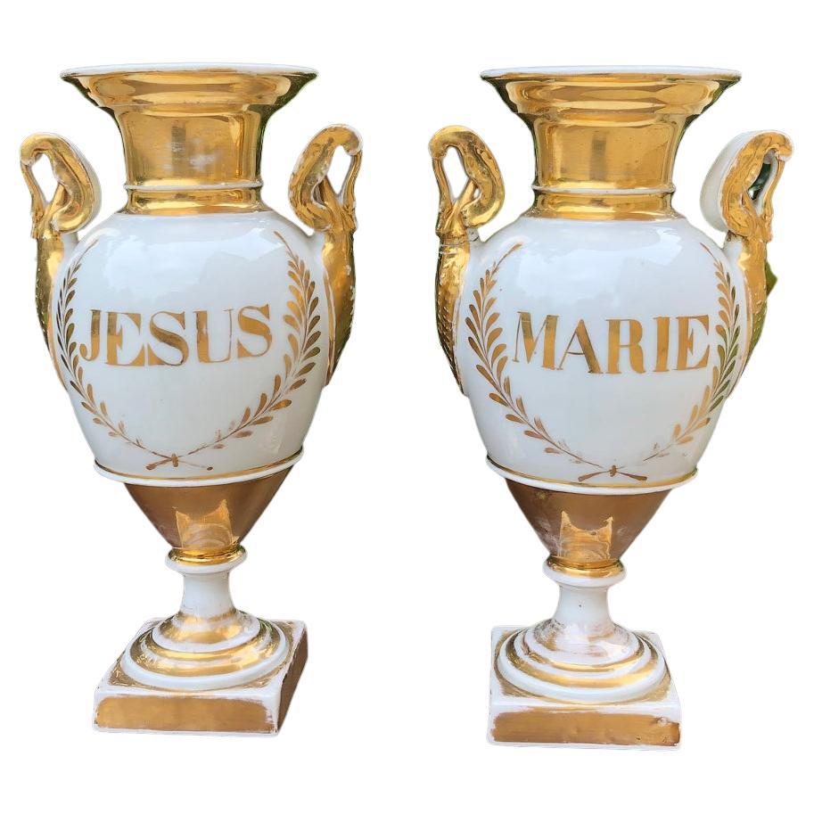 Paire de vases en porcelaine de Vieux Paris peints à la main du début du 19ème siècle en vente