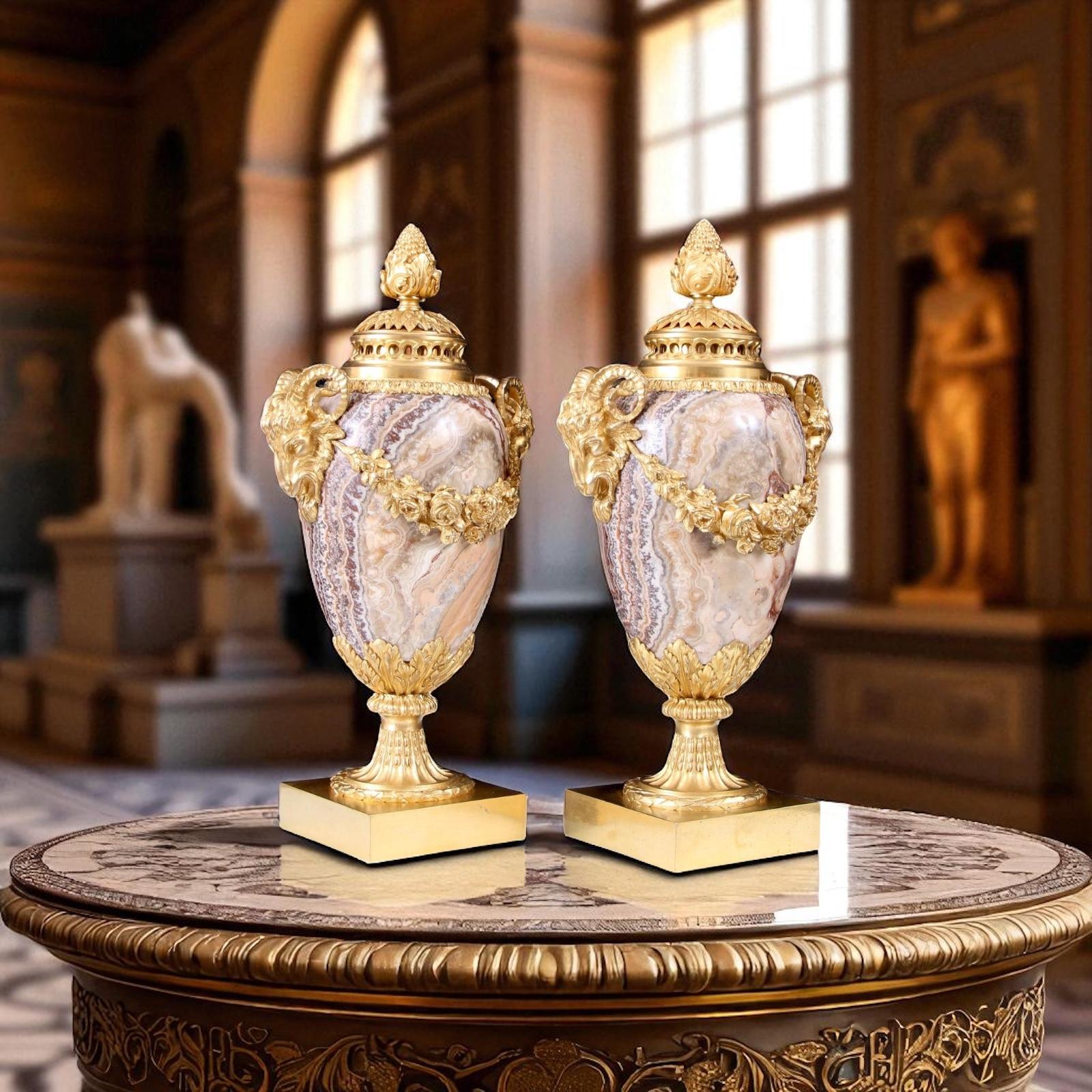Français Paire de vases à couvercle Alabastro Fiorito montés en bronze doré du début du 19e siècle en vente