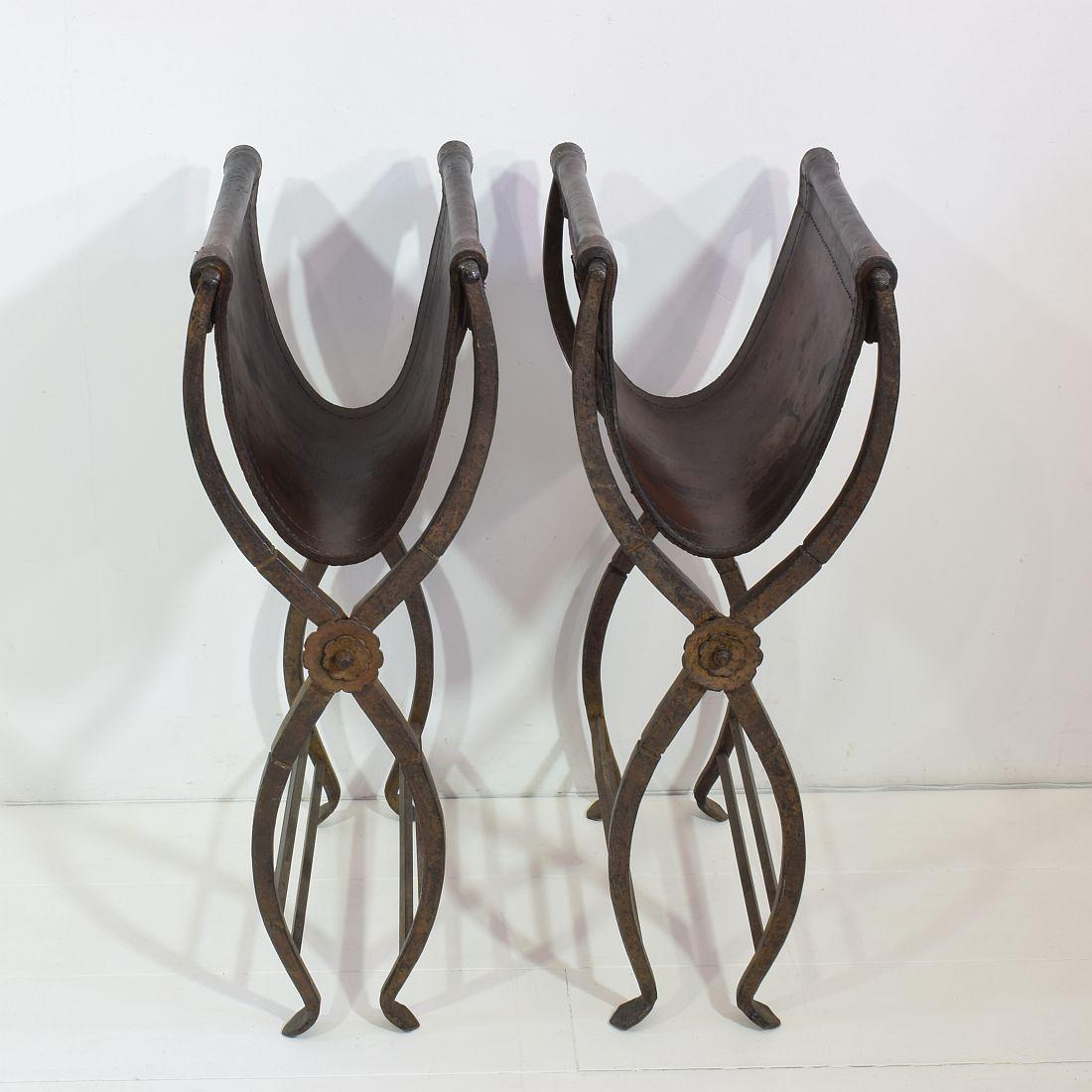 Pair of Early 19th Century Italian Neoclassical Wrought Iron Curule Stools In Good Condition In Buisson, FR