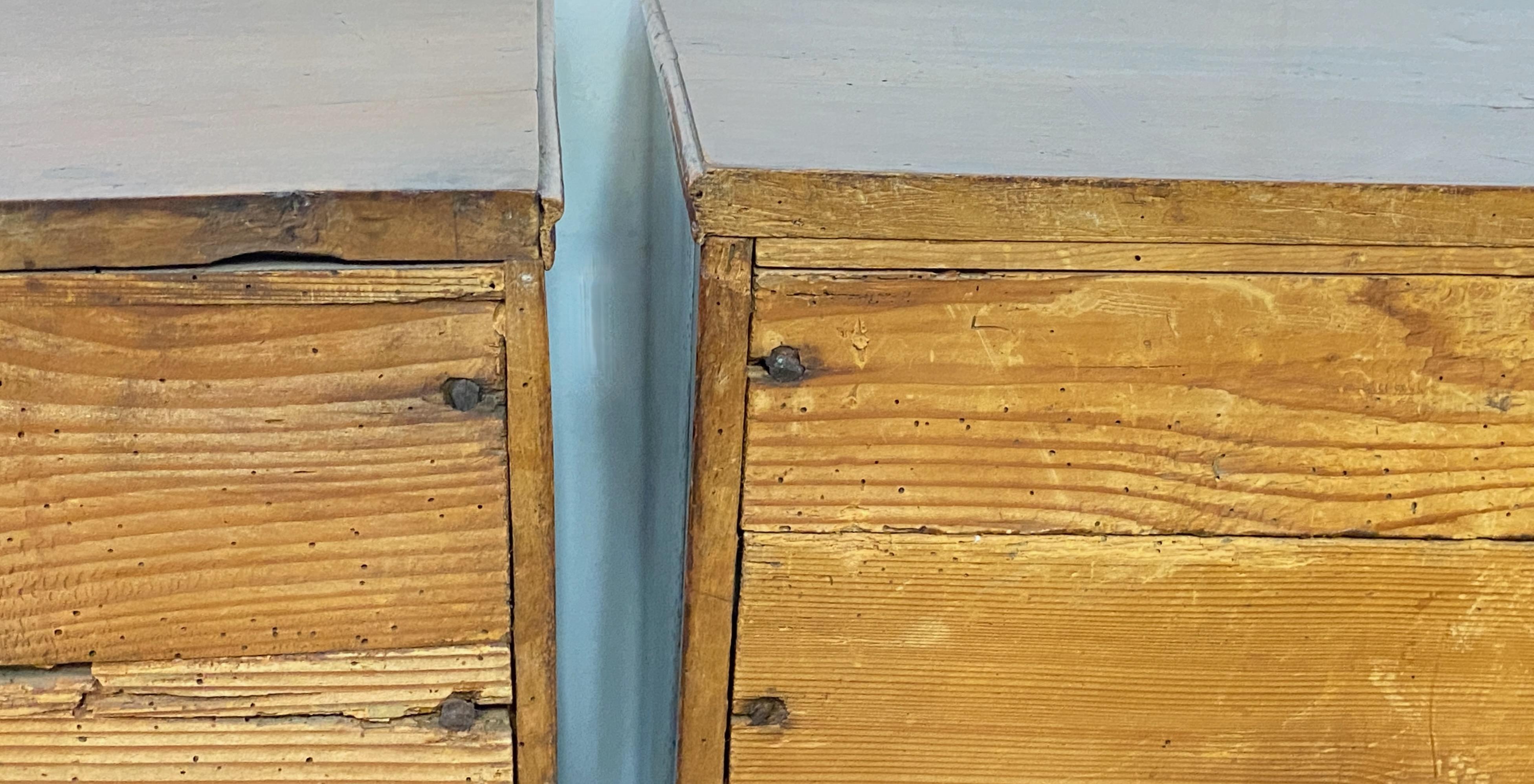 Pair Early 19th Century Italian Walnut Bedside Cabinets Tables Circa 1800 For Sale 8
