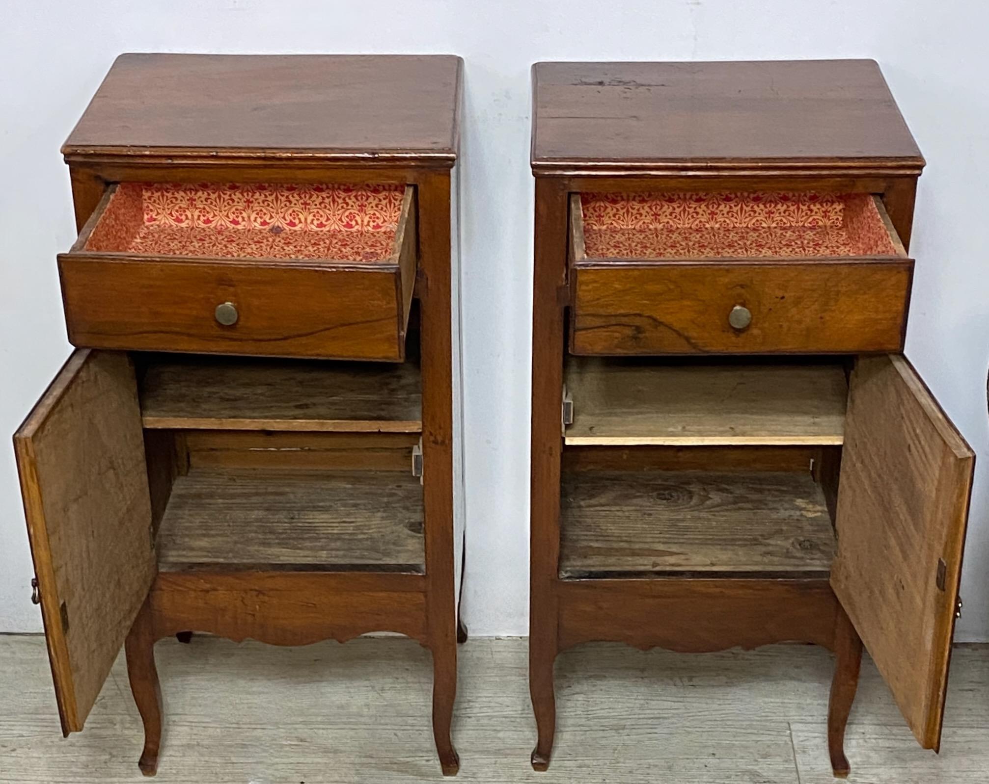 Pair Early 19th Century Italian Walnut Bedside Cabinets Tables Circa 1800 For Sale 7