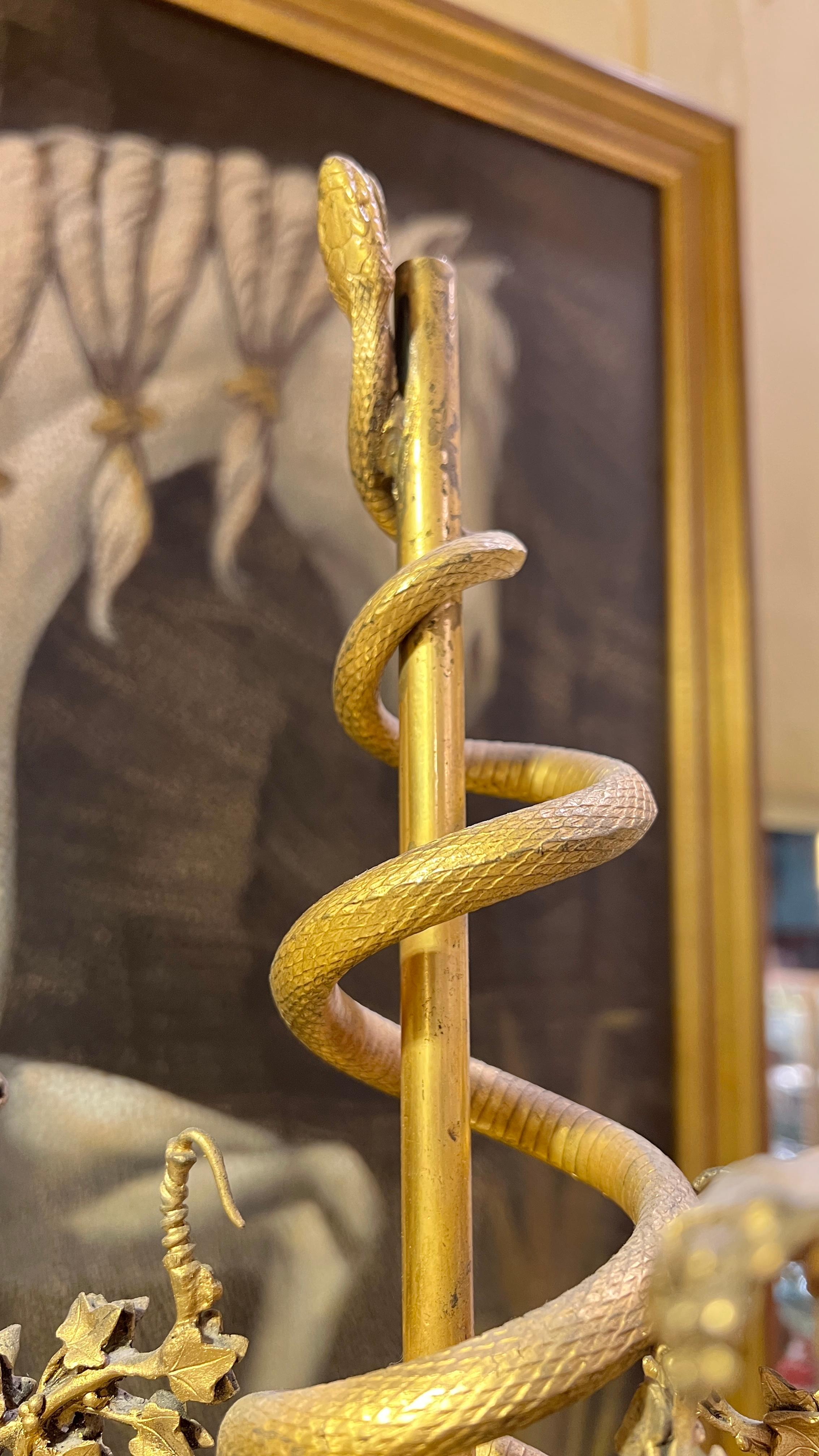 Luigi XVI Coppia di lampade a candelabro in marmo e bronzo patinato dell'inizio del XIX secolo in vendita