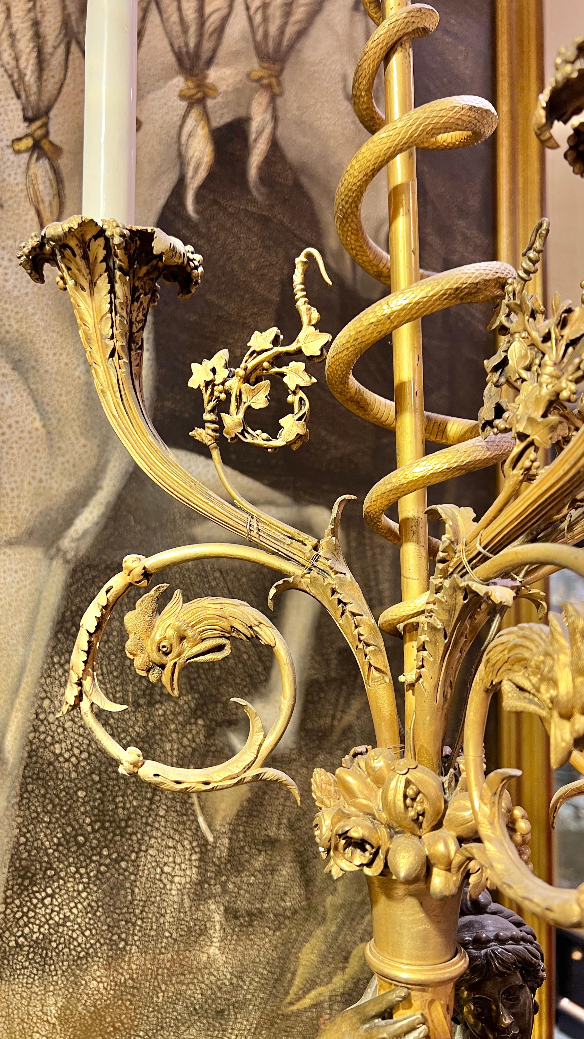 Francese Coppia di lampade a candelabro in marmo e bronzo patinato dell'inizio del XIX secolo in vendita