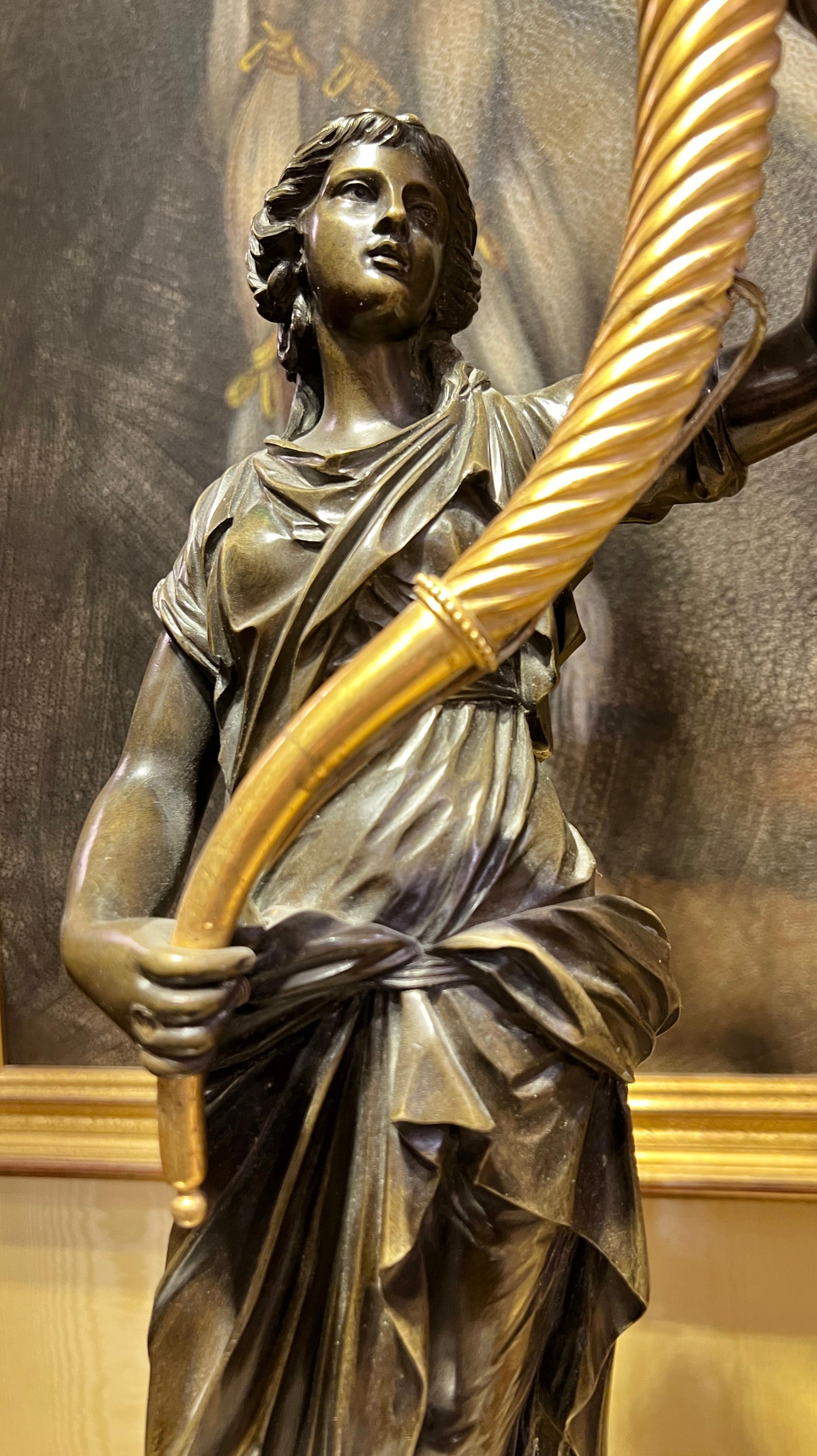 Dorato Coppia di lampade a candelabro in marmo e bronzo patinato dell'inizio del XIX secolo in vendita
