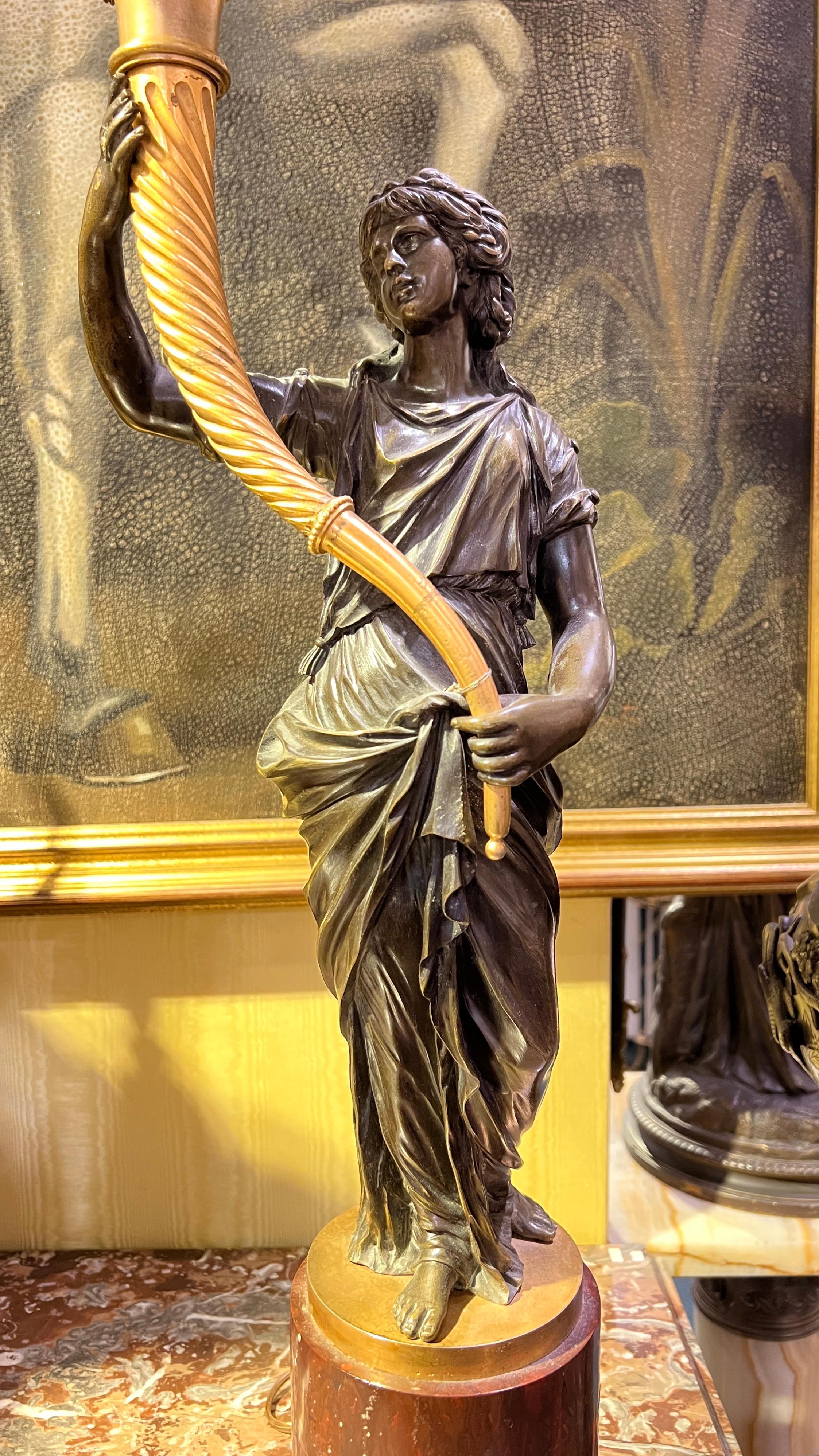 Coppia di lampade a candelabro in marmo e bronzo patinato dell'inizio del XIX secolo in vendita 1