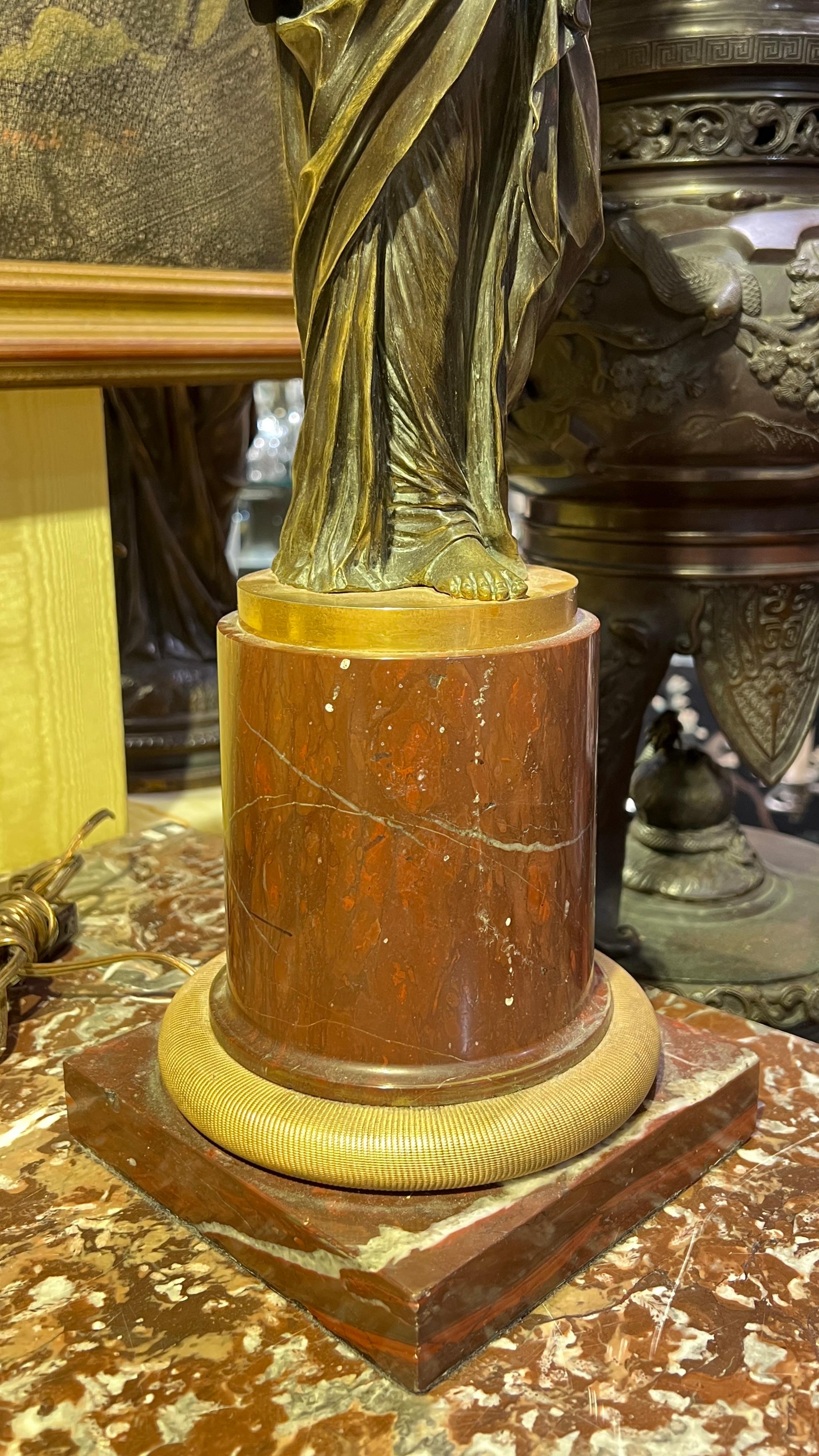Coppia di lampade a candelabro in marmo e bronzo patinato dell'inizio del XIX secolo in vendita 2