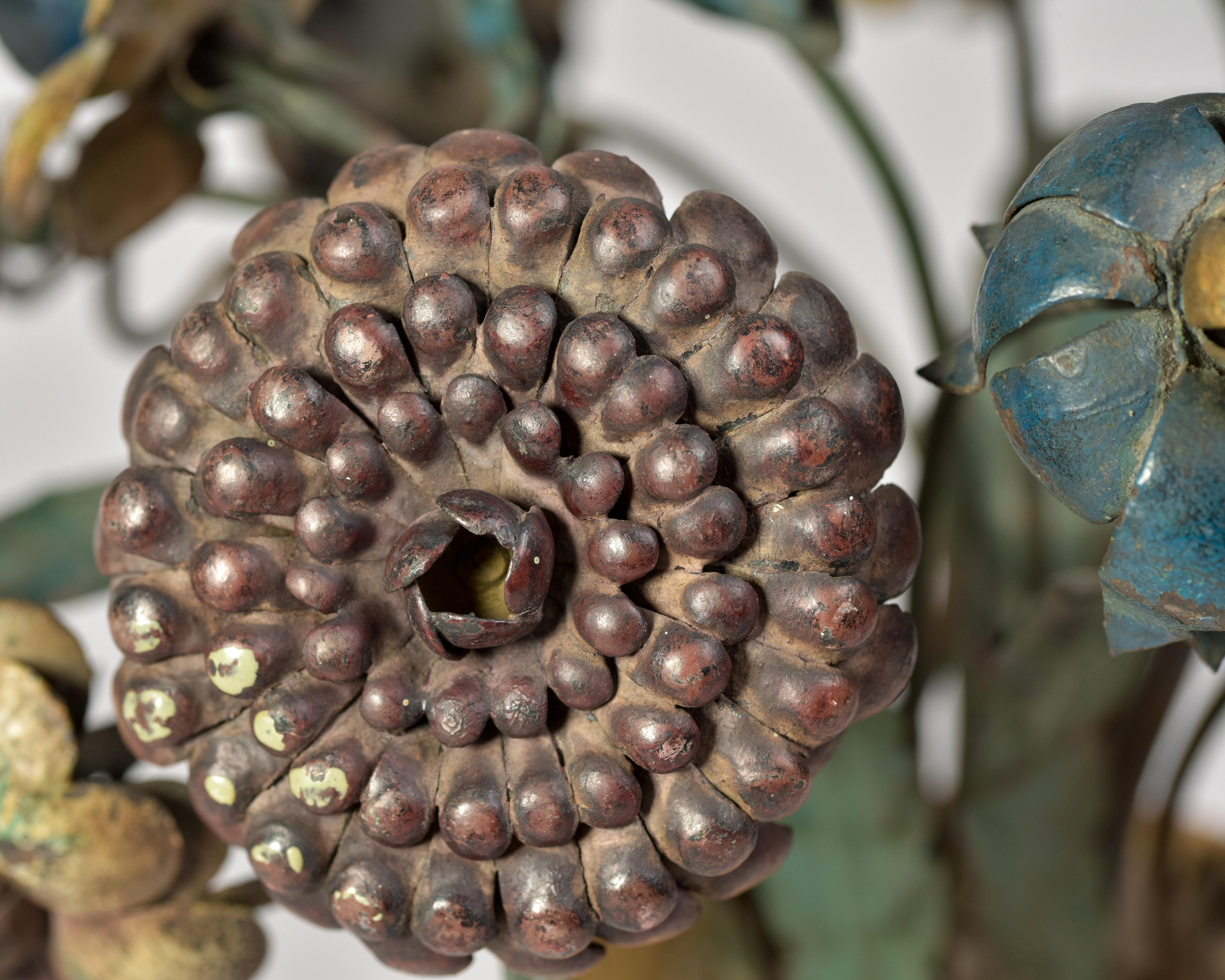Pareja de flores de tole de metal francesas de principios del siglo XX en macetas de terracota en venta 5
