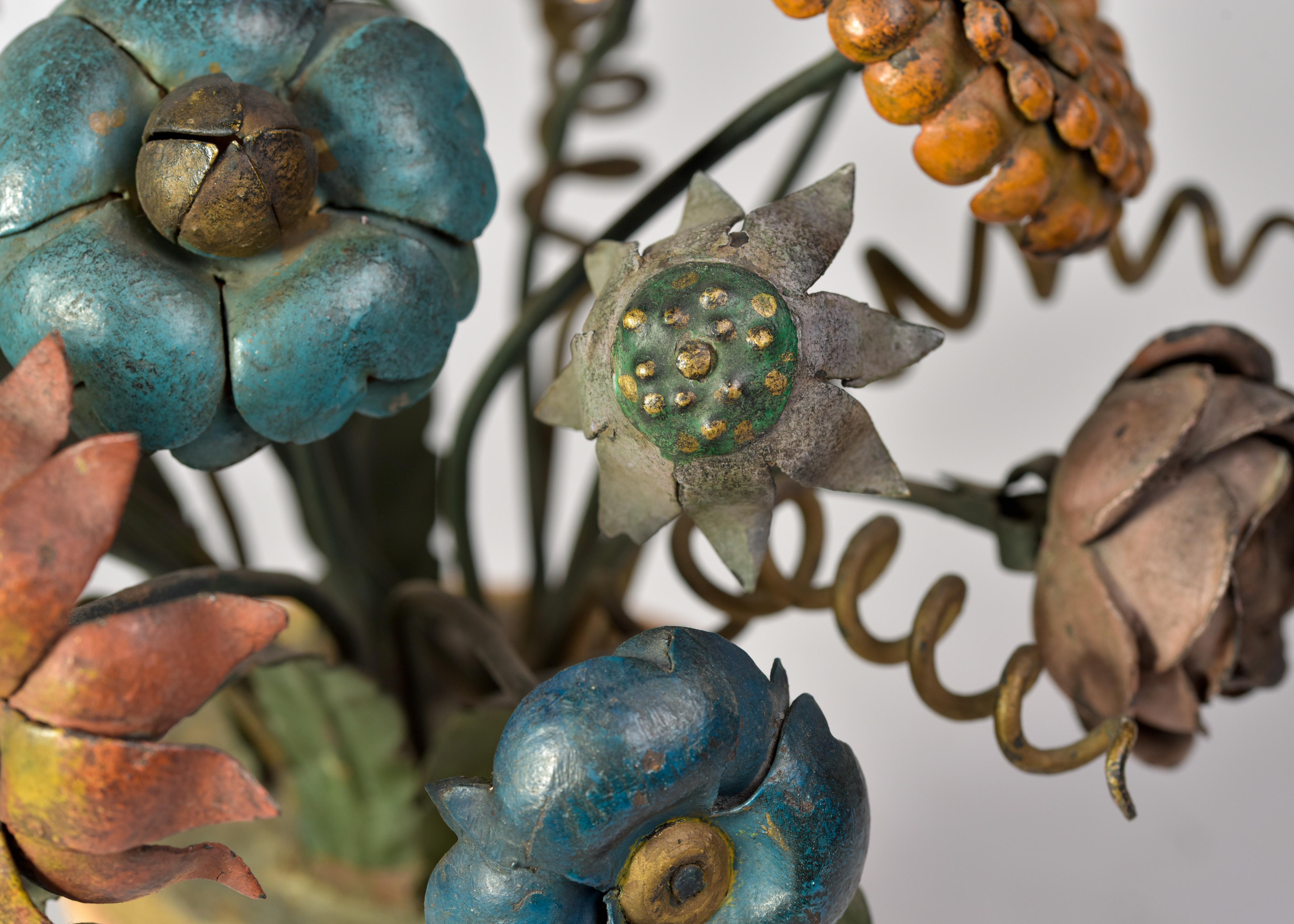 Pareja de flores de tole de metal francesas de principios del siglo XX en macetas de terracota en venta 6