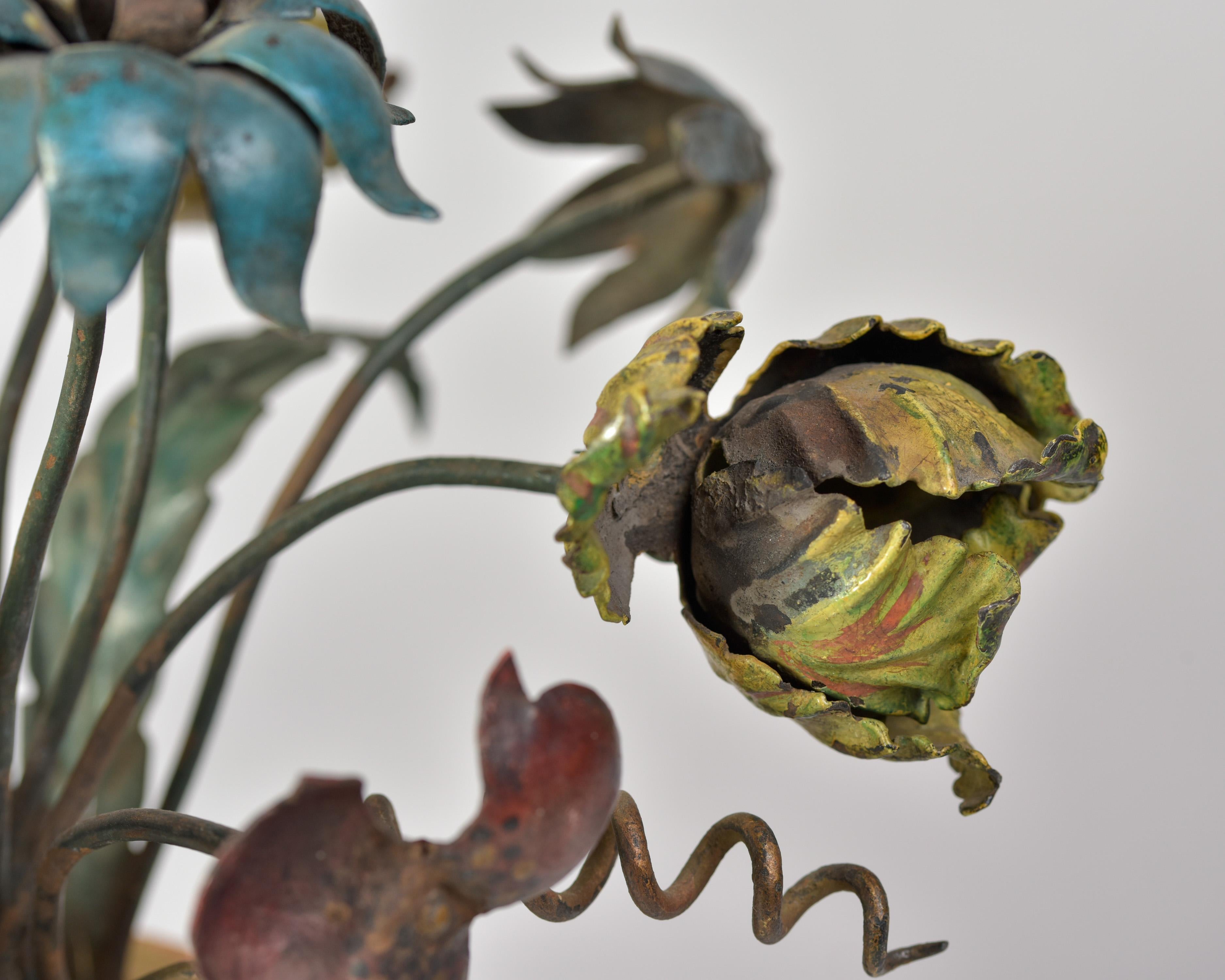 Pareja de flores de tole de metal francesas de principios del siglo XX en macetas de terracota en venta 7