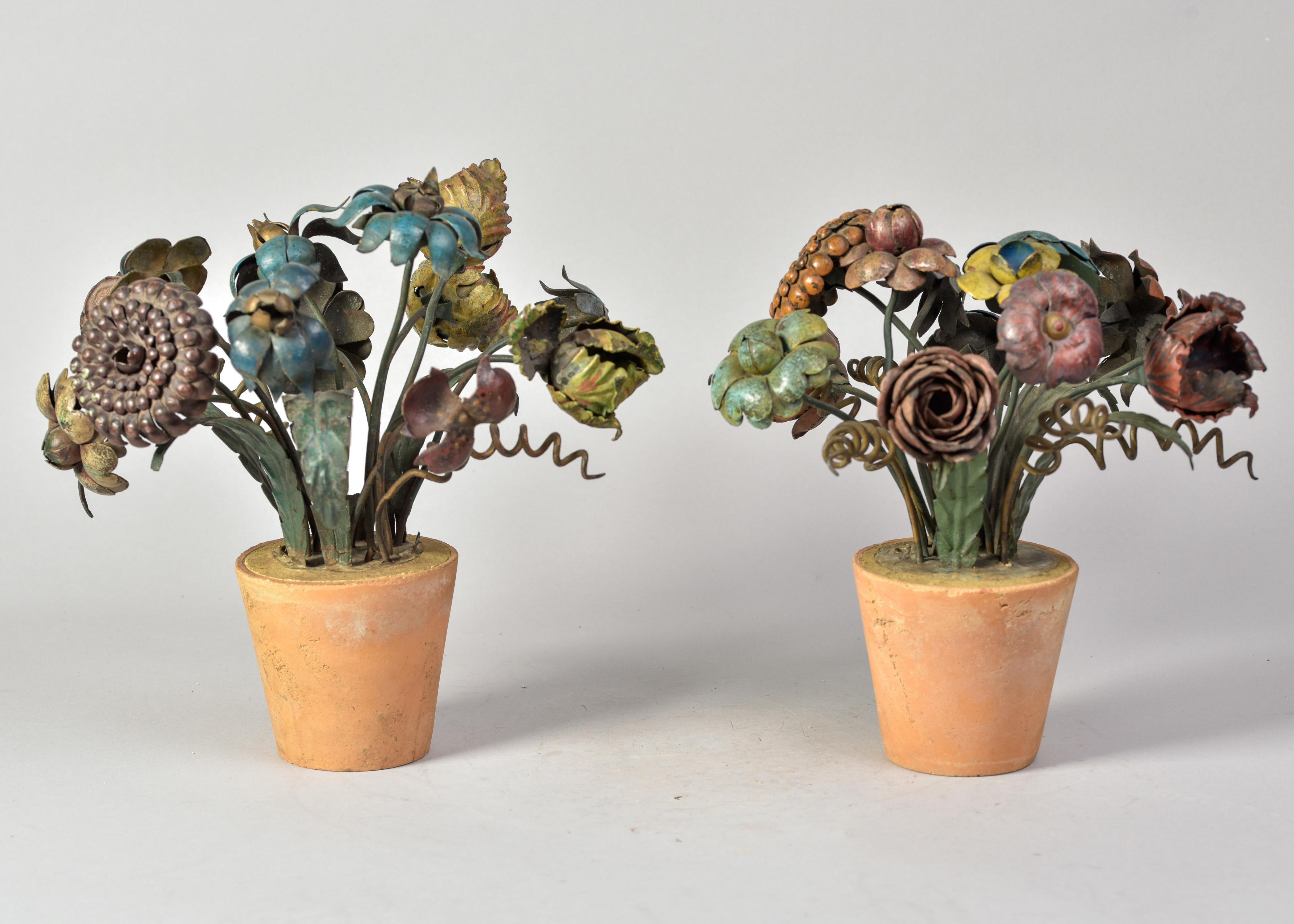 Pareja de flores de tole de metal francesas de principios del siglo XX en macetas de terracota Provincial francés en venta