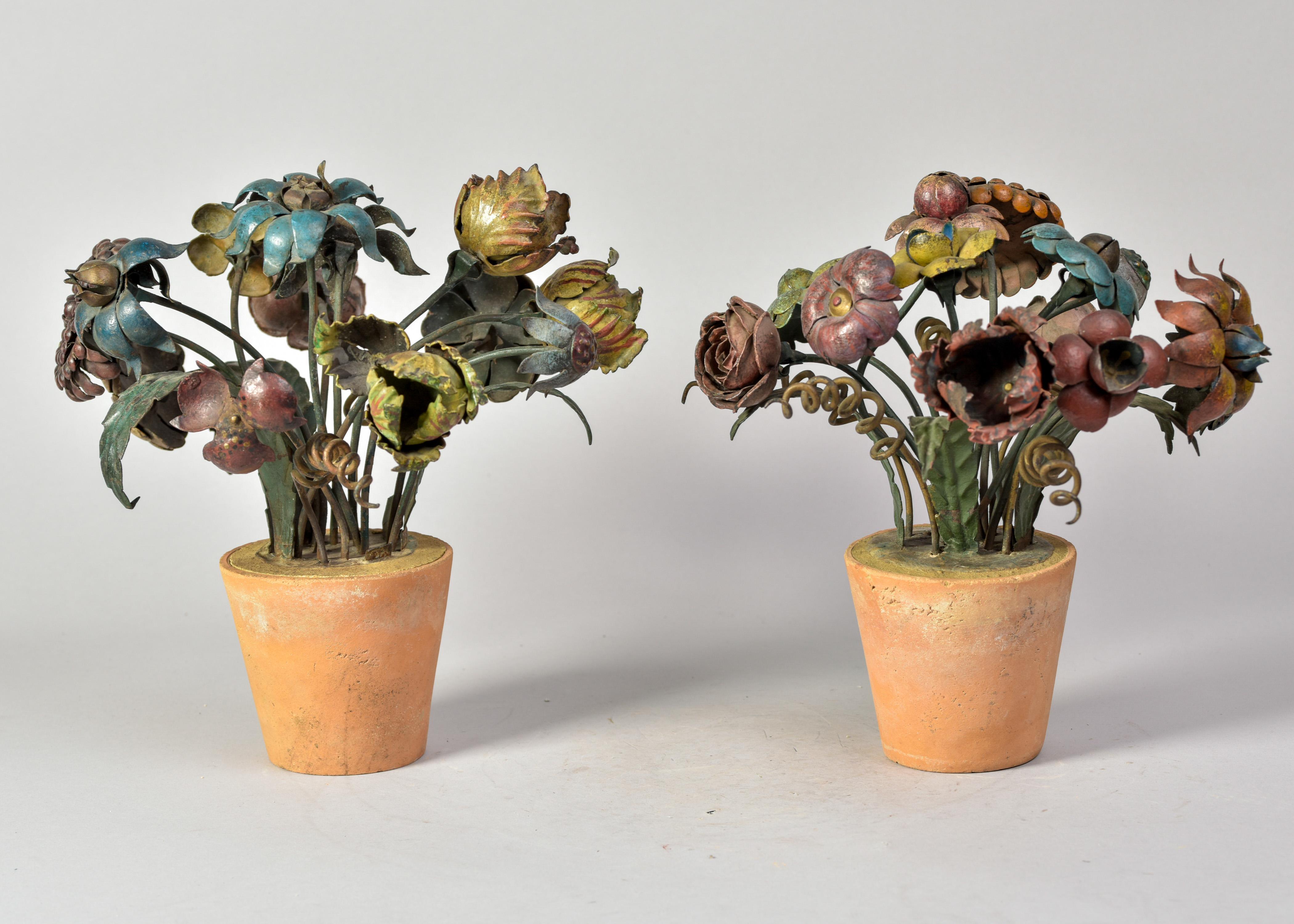 Pareja de flores de tole de metal francesas de principios del siglo XX en macetas de terracota Francés en venta