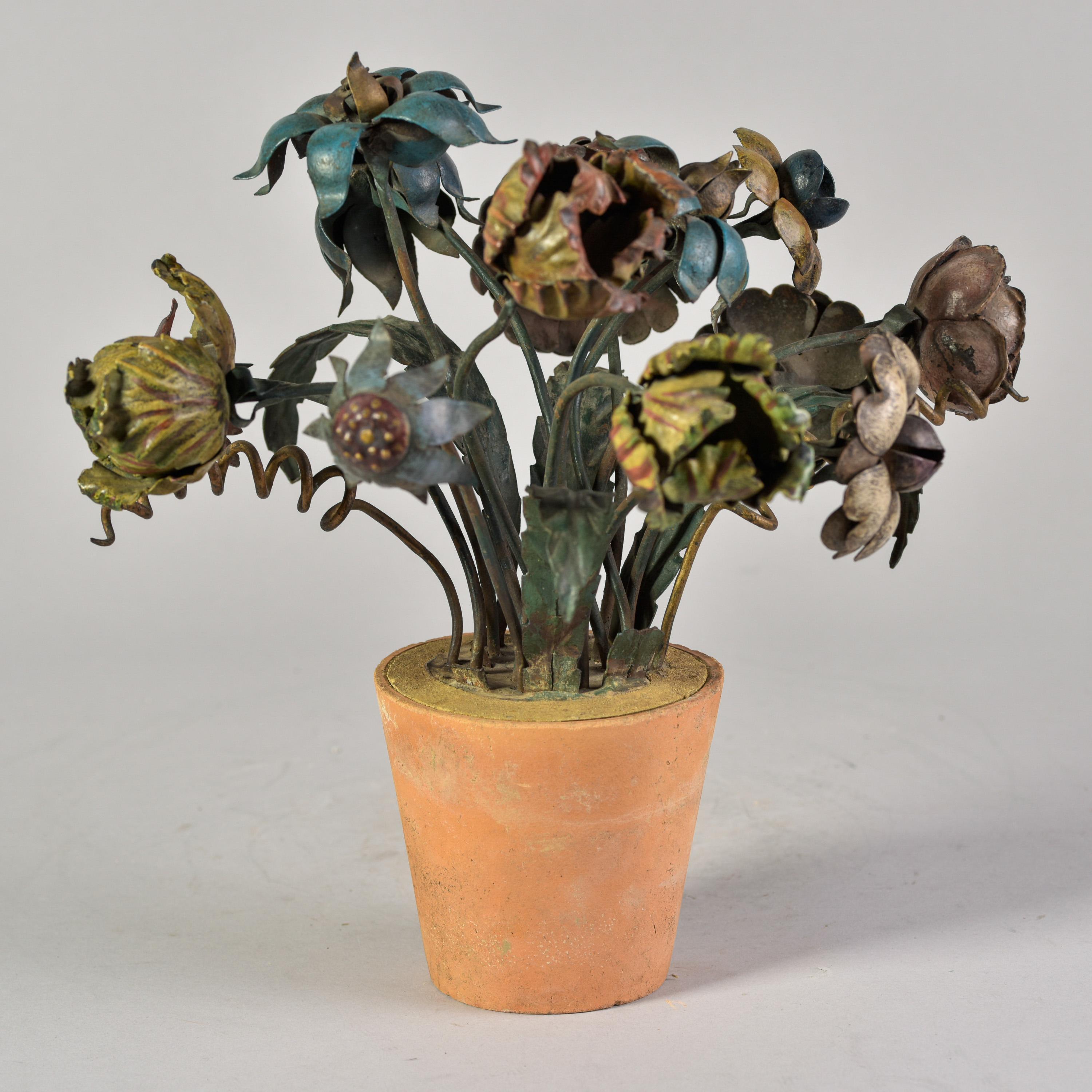 Pareja de flores de tole de metal francesas de principios del siglo XX en macetas de terracota en Bueno estado para la venta en Troy, MI