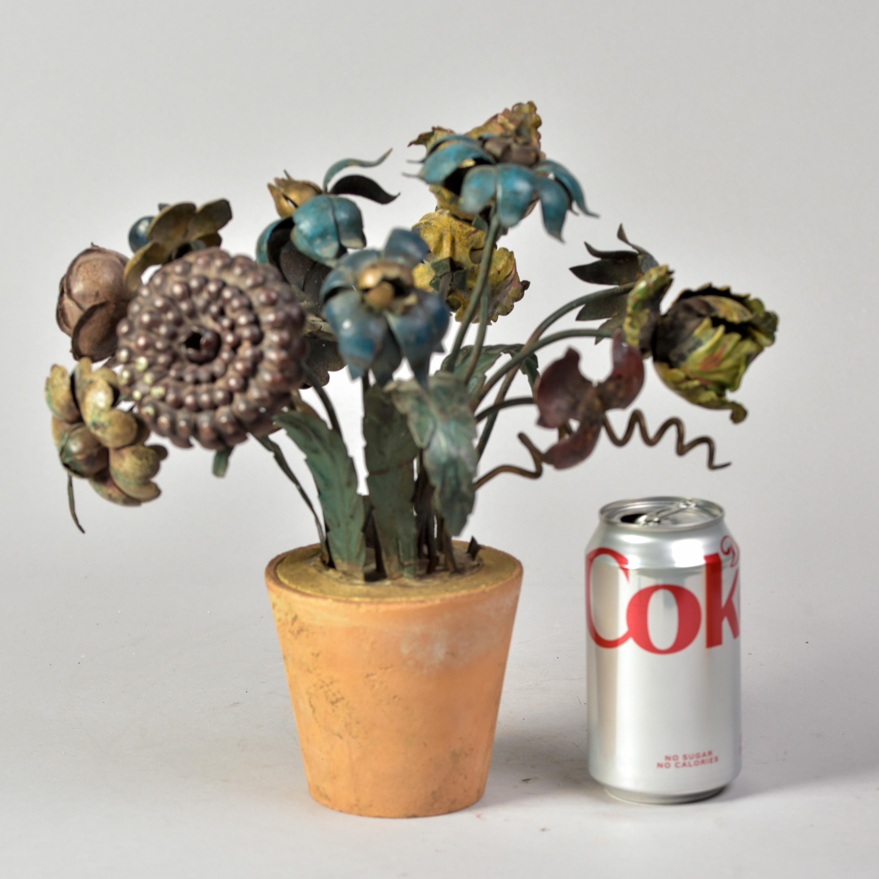 Pareja de flores de tole de metal francesas de principios del siglo XX en macetas de terracota Metal en venta