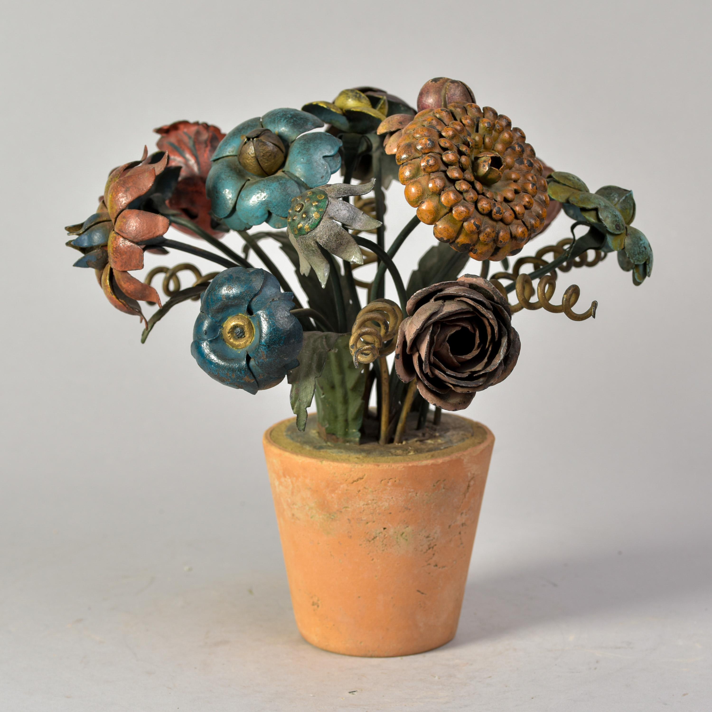 Pareja de flores de tole de metal francesas de principios del siglo XX en macetas de terracota en venta 2