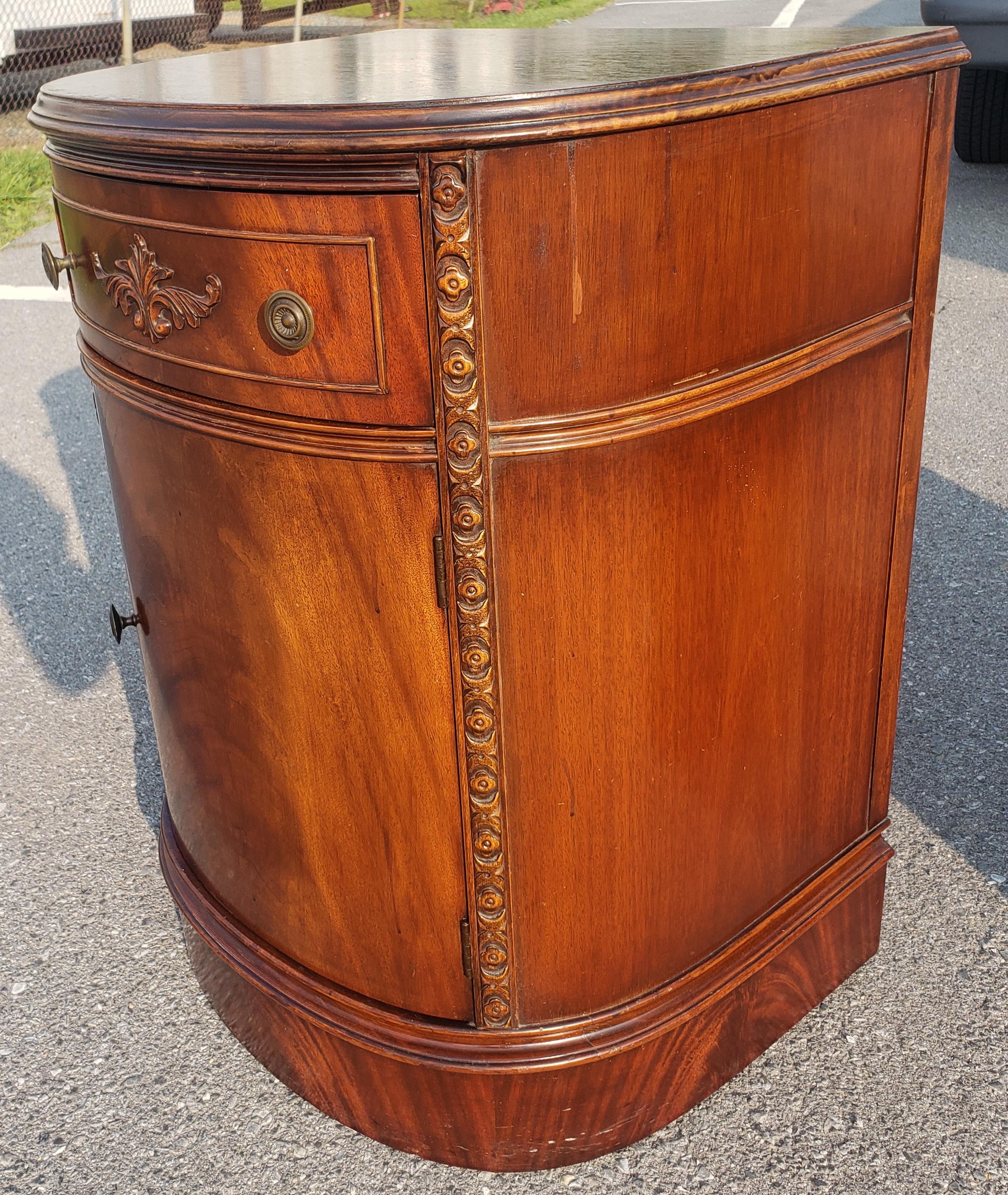 Veneer Pair Early 20th C. American Empire BowFront Flame Mahogany Bedside Cabinet Table For Sale